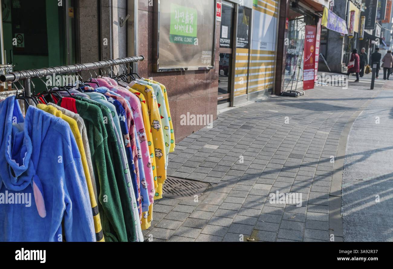 Sintanjin, Corée du Sud, 24 décembre 2019 : porte-vêtements à vendre sur le trottoir devant le magasin dans la rue animée. Réservé à un usage éditorial, Asie Banque D'Images