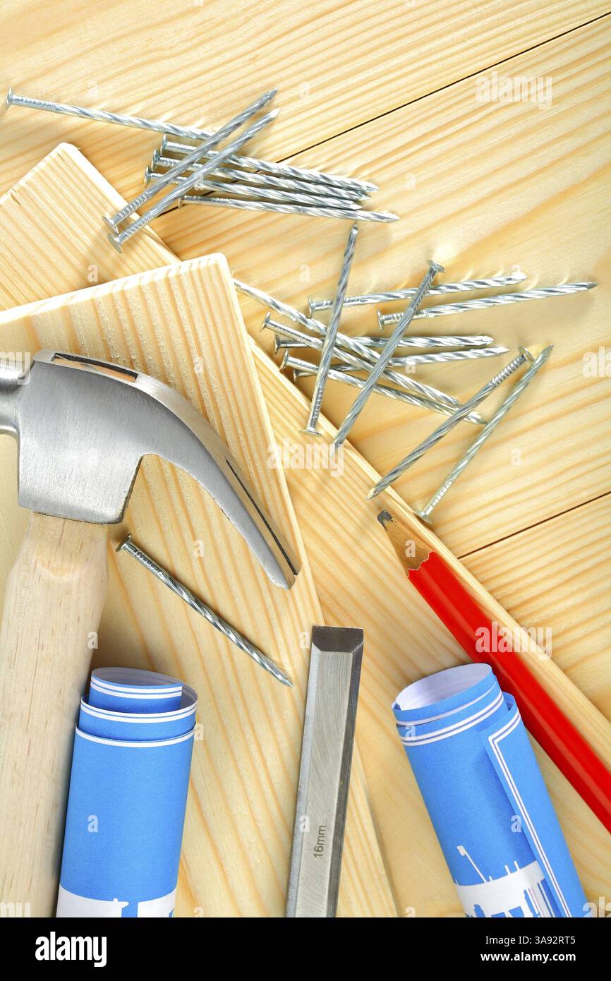 Marteau et clous avec des plans et un crayon sur des planches Banque D'Images