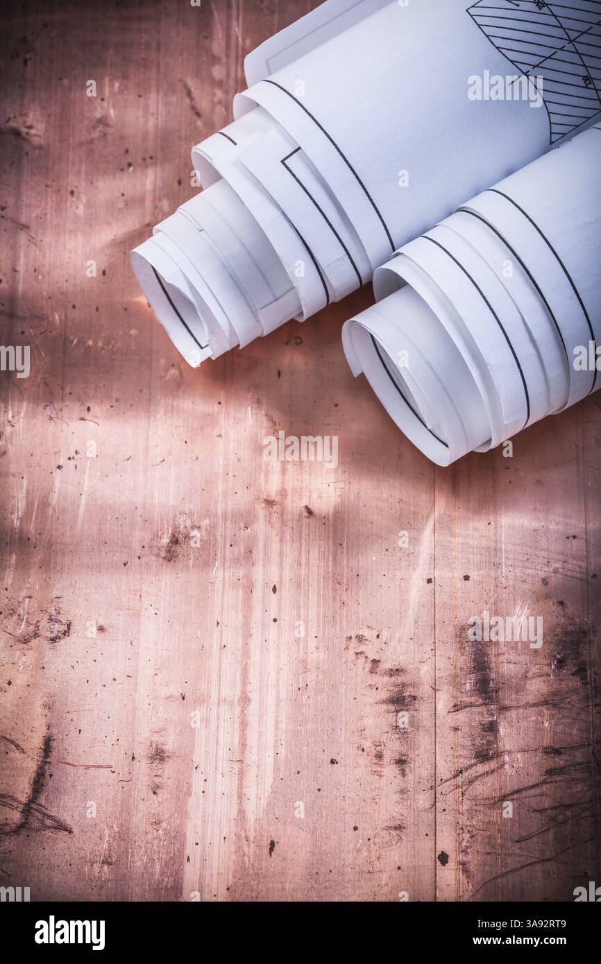 Plans de construction roulés sur fond effronté Banque D'Images