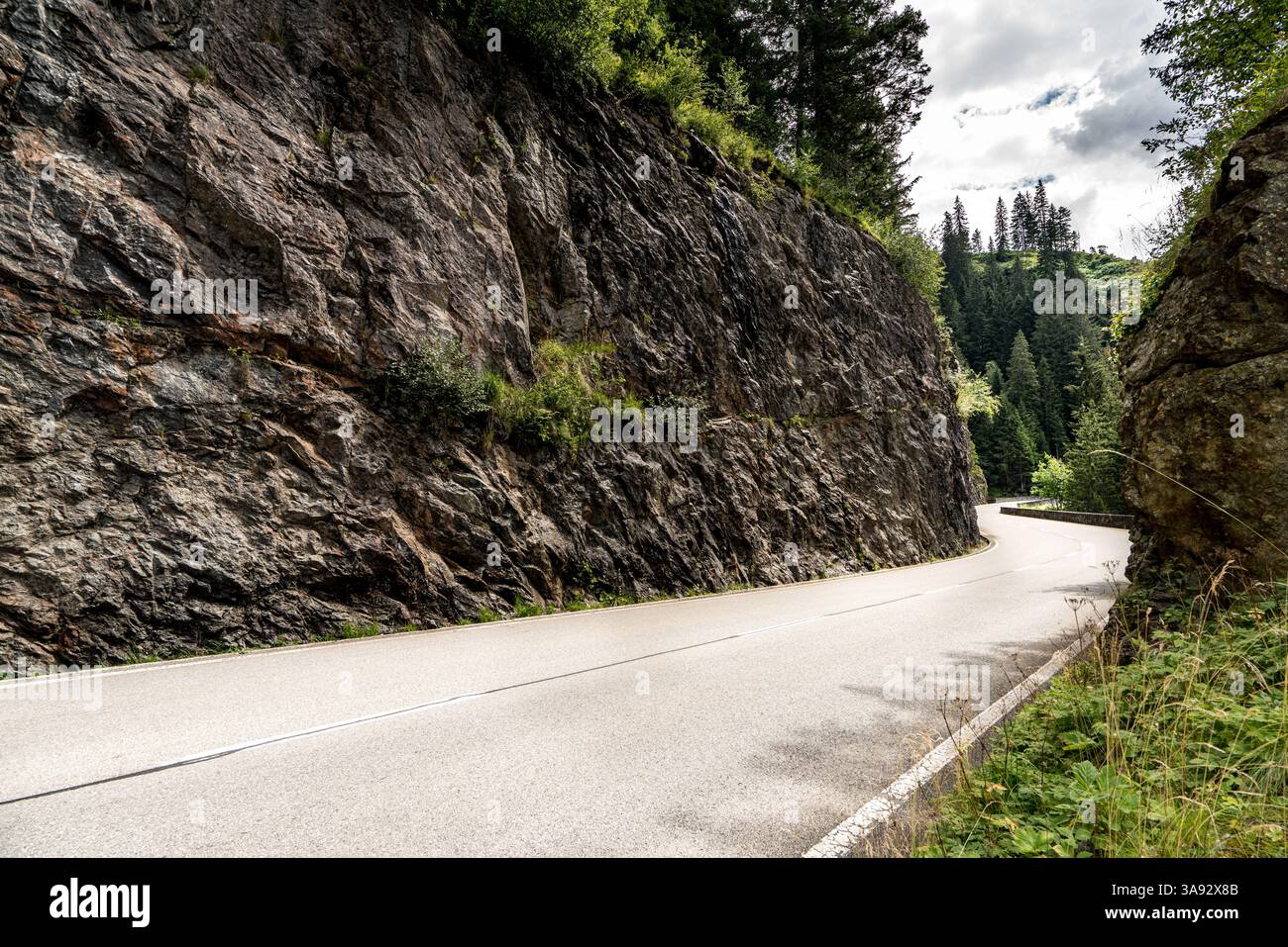 Une route avec une colline en arrière-plan. La route est vide. Il n'y a pas de voitures sur la route Banque D'Images