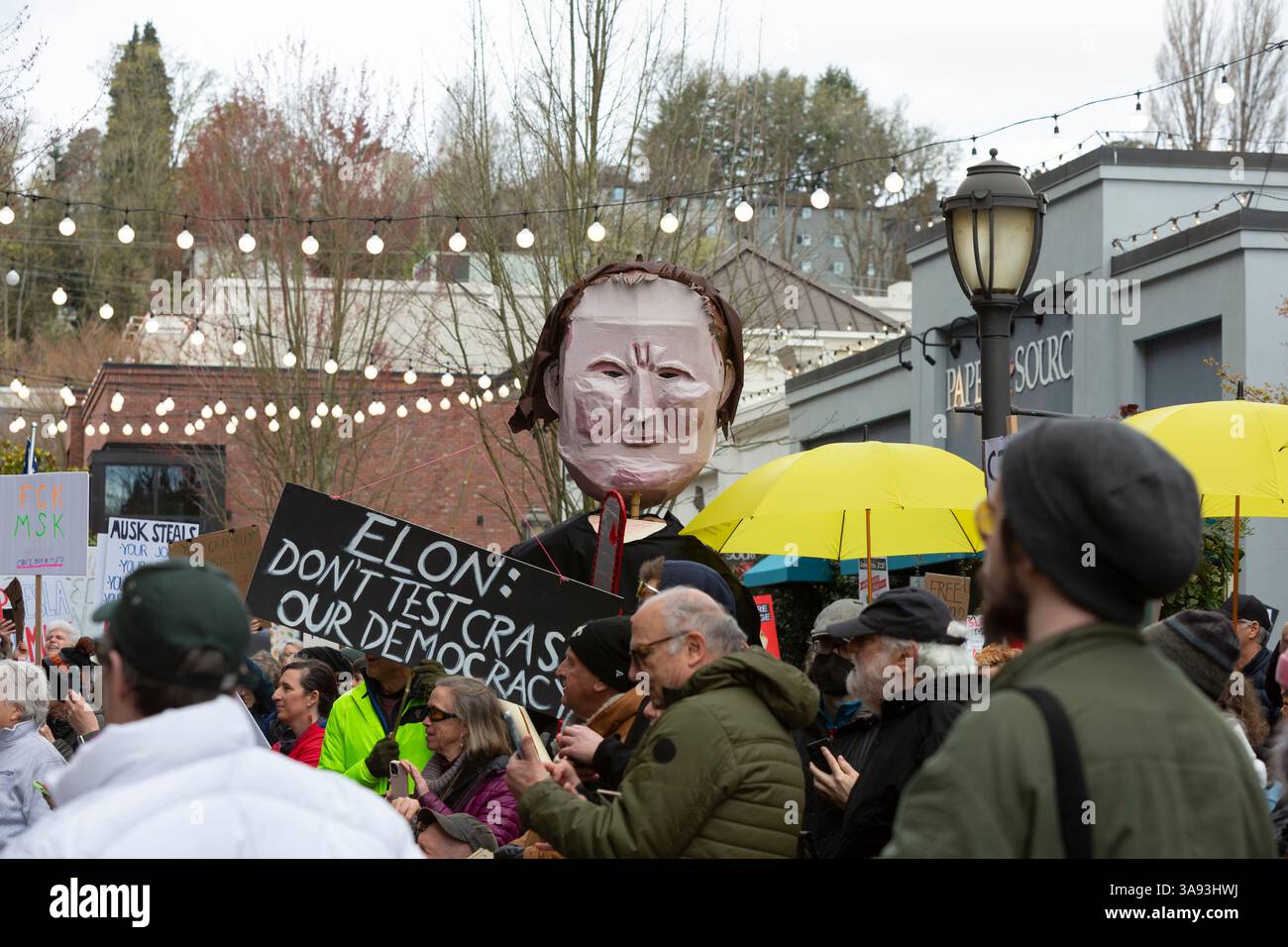 Seattle, Washington, États-Unis. 29 mars 2025. Les manifestants se rassemblent devant le village universitaire Tesla. Le Tesla Takedown Rally, qui fait partie d’une Journée mondiale d’action, est une manifestation contre Elon Musk et l’administration Donald Trump. Crédit : Paul Christian Gordon/Alamy Live News Banque D'Images