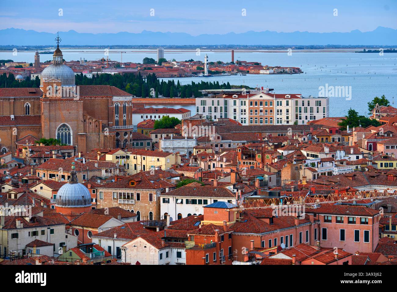 Vue aérienne sur les toits et les dômes de Venise, Italie Banque D'Images