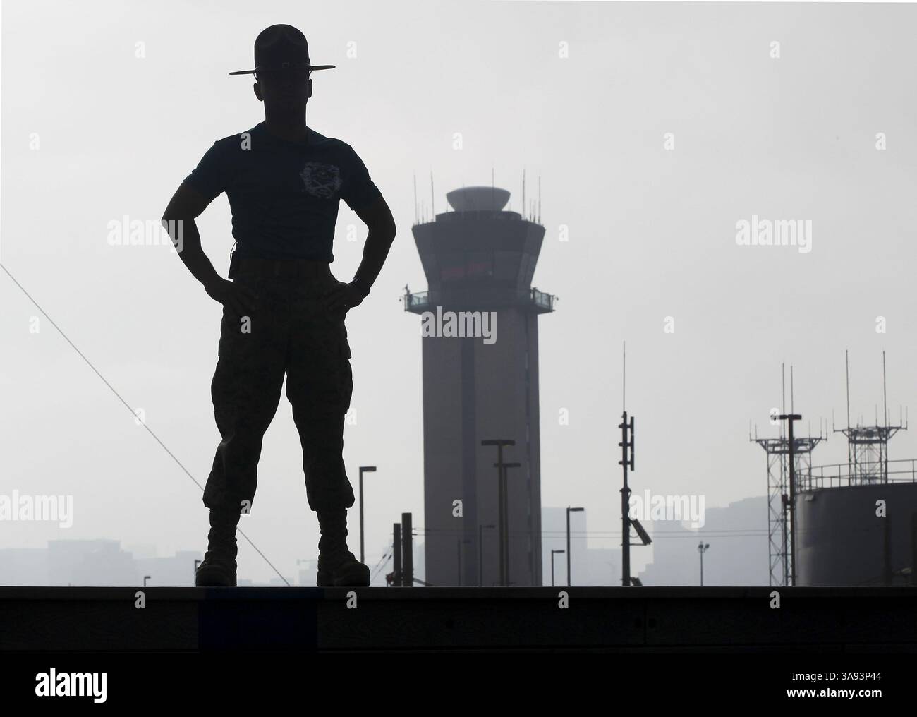 14 octobre 2017 - San Diego, CA, États-Unis - L'instructeur d'exercices du Marine corps, le Sgt d'état-major Julian Taylor, se tient sur l'un des murs participants au défi annuel MCRD (Marine corps Recruit Depot) Bootcamp, un parcours à obstacles de 3 miles organisé au dépôt de recrues devra grimper, en attendant l'arrivée des premiers coureurs. Plus de 300 recrues du camp d'entraînement des Marines à San Diego souffrent de symptômes diarrhéiques dus à une épidémie bactérienne, ont révélé mardi les responsables. (Crédit image : © Howard Lipin/TNS via ZUMA Wire) Banque D'Images