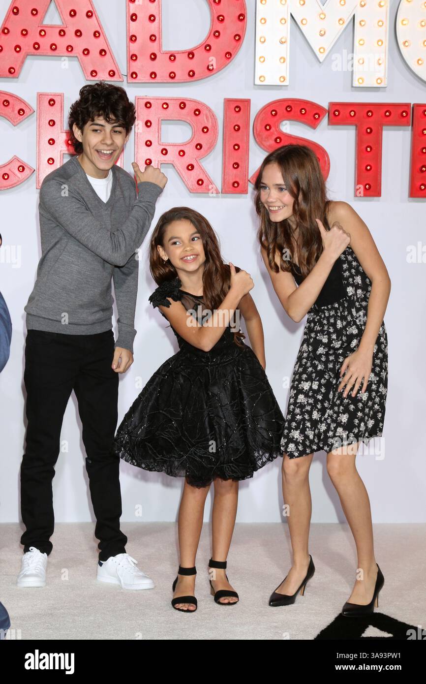 30 octobre 2017 - Westwood, CA, USA - LOS ANGELES - OCT 30 : Emjay Anthony, Ariana Greenblatt, Oona Laurence à la première de ''A Bad Moms Christmas'' au Village Theater le 30 octobre 2017 à Westwood, CA (crédit image : © Kathy Hutchins via ZUMA Wire) Banque D'Images