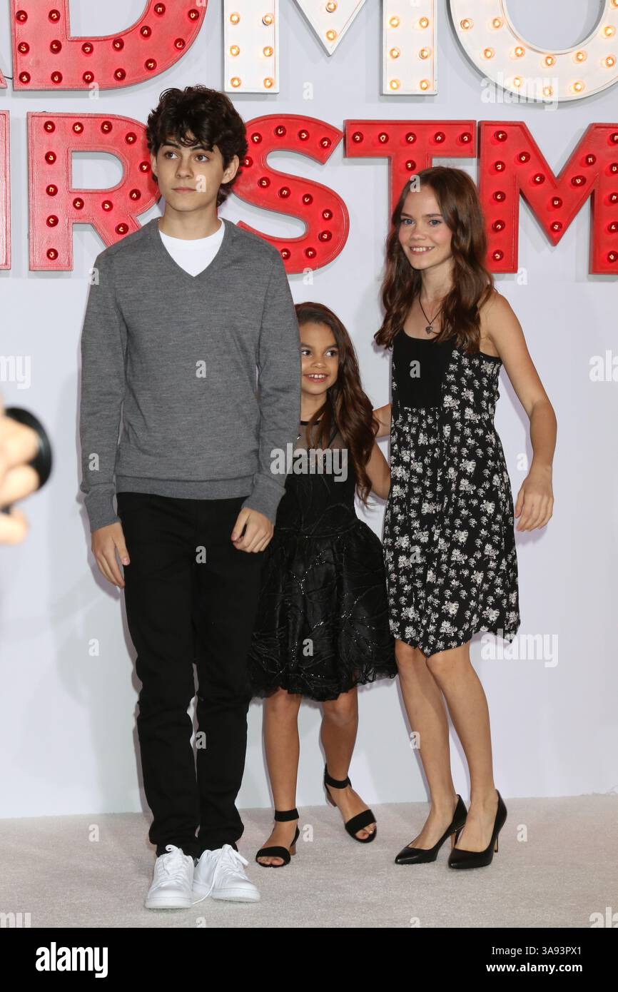 30 octobre 2017 - Westwood, CA, USA - LOS ANGELES - OCT 30 : Emjay Anthony, Ariana Greenblatt, Oona Laurence à la première de ''A Bad Moms Christmas'' au Village Theater le 30 octobre 2017 à Westwood, CA (crédit image : © Kathy Hutchins via ZUMA Wire) Banque D'Images