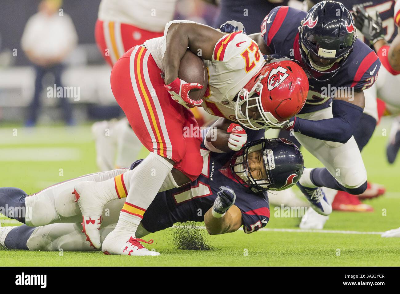 8 octobre 2017 - Houston, Texas, États-Unis - le linebacker des Houston Texans Dylan Cole (51) s'attaque aux Kansas City Chiefs Running Back Kareem Hunt (27) en première mi-temps lors du match de saison régulière de la NFL entre les Houston Texans et les Kansas City Chiefs au NRG Stadium de Houston, Texas les Chiefs ont battu les Texans 42-34 (crédit image : © Maria Lysaker via ZUMA Wire) Banque D'Images