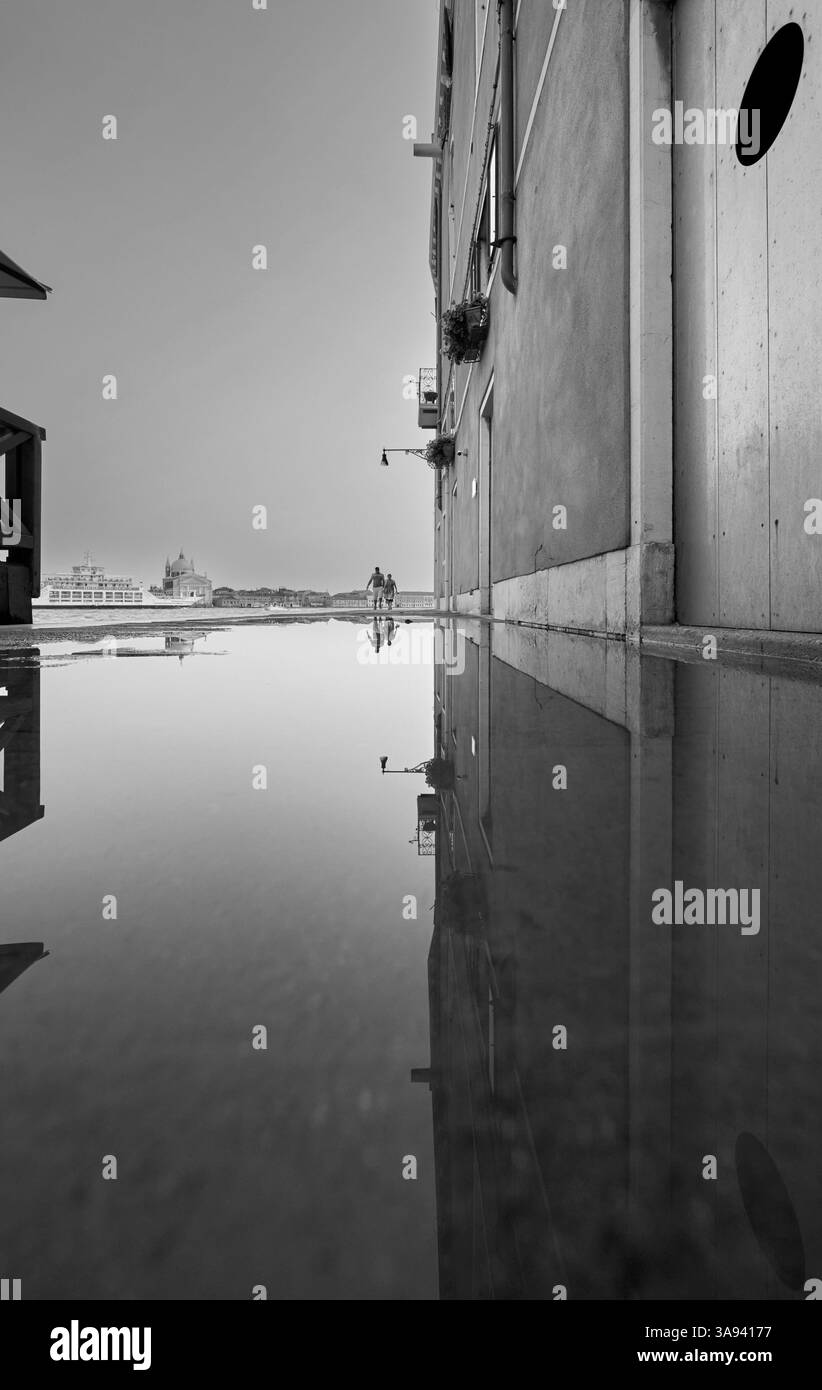 Reflets de ville en noir et blanc après la pluie. Venise Banque D'Images