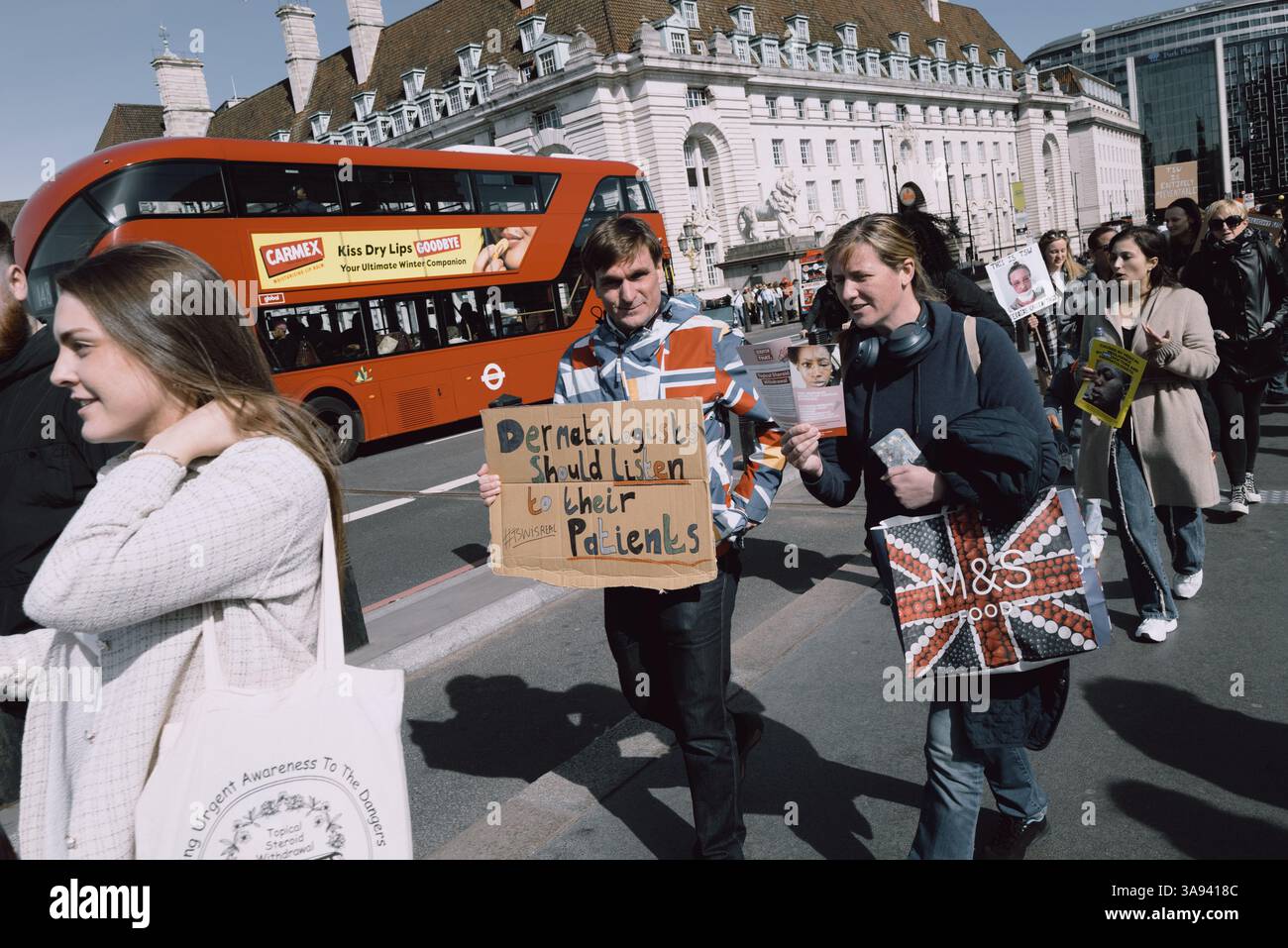 Londres, Royaume-Uni. 29 mars 2025. Un groupe de personnes touchées par le sevrage topique des stéroïdes (TSW) organise une manifestation à Parliament Square, Londres, exhortant le NHS à revoir ses protocoles de prescription des stéroïdes topiques. Les manifestants allèguent que le mauvais usage de ces traitements pour des affections comme l'eczéma a entraîné d'importantes souffrances chez les patients. Ils réclament une sensibilisation accrue et des lignes directrices plus strictes pour prévenir les effets indésirables associés à l'utilisation prolongée de stéroïdes. Crédit : Joao Daniel Pereira/Alamy Live News Banque D'Images