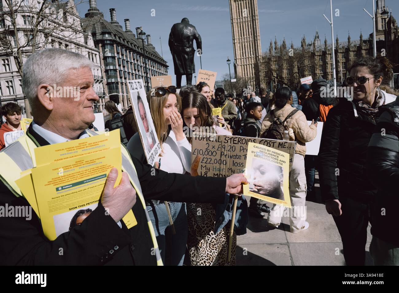 Londres, Royaume-Uni. 29 mars 2025. Un groupe de personnes touchées par le sevrage topique des stéroïdes (TSW) organise une manifestation à Parliament Square, Londres, exhortant le NHS à revoir ses protocoles de prescription des stéroïdes topiques. Les manifestants allèguent que le mauvais usage de ces traitements pour des affections comme l'eczéma a entraîné d'importantes souffrances chez les patients. Ils réclament une sensibilisation accrue et des lignes directrices plus strictes pour prévenir les effets indésirables associés à l'utilisation prolongée de stéroïdes. Crédit : Joao Daniel Pereira/Alamy Live News Banque D'Images
