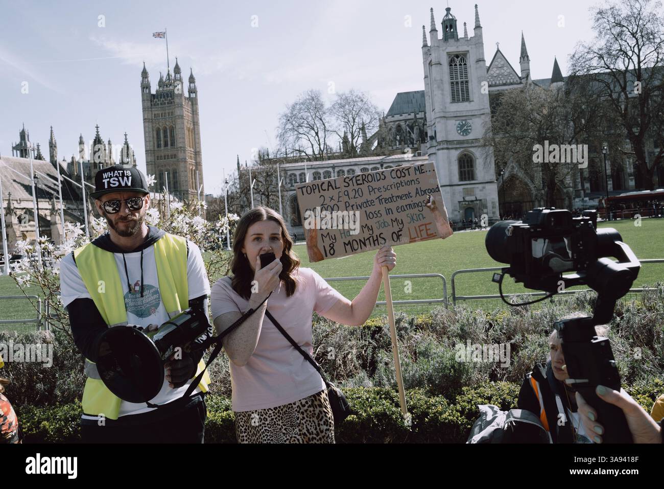Londres, Royaume-Uni. 29 mars 2025. Un groupe de personnes touchées par le sevrage topique des stéroïdes (TSW) organise une manifestation à Parliament Square, Londres, exhortant le NHS à revoir ses protocoles de prescription des stéroïdes topiques. Les manifestants allèguent que le mauvais usage de ces traitements pour des affections comme l'eczéma a entraîné d'importantes souffrances chez les patients. Ils réclament une sensibilisation accrue et des lignes directrices plus strictes pour prévenir les effets indésirables associés à l'utilisation prolongée de stéroïdes. Crédit : Joao Daniel Pereira/Alamy Live News Banque D'Images