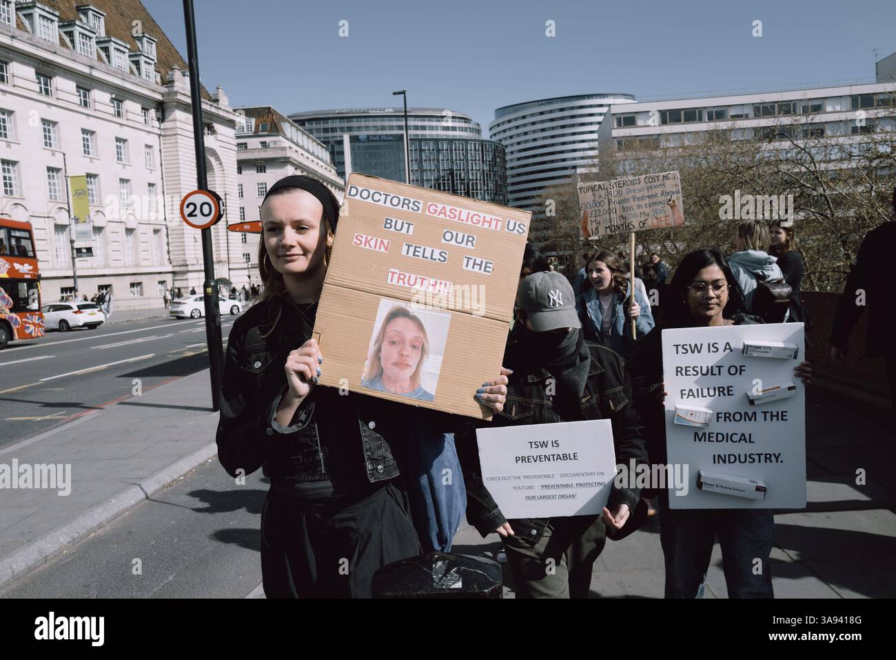 Londres, Royaume-Uni. 29 mars 2025. Un groupe de personnes touchées par le sevrage topique des stéroïdes (TSW) organise une manifestation à Parliament Square, Londres, exhortant le NHS à revoir ses protocoles de prescription des stéroïdes topiques. Les manifestants allèguent que le mauvais usage de ces traitements pour des affections comme l'eczéma a entraîné d'importantes souffrances chez les patients. Ils réclament une sensibilisation accrue et des lignes directrices plus strictes pour prévenir les effets indésirables associés à l'utilisation prolongée de stéroïdes. Crédit : Joao Daniel Pereira/Alamy Live News Banque D'Images