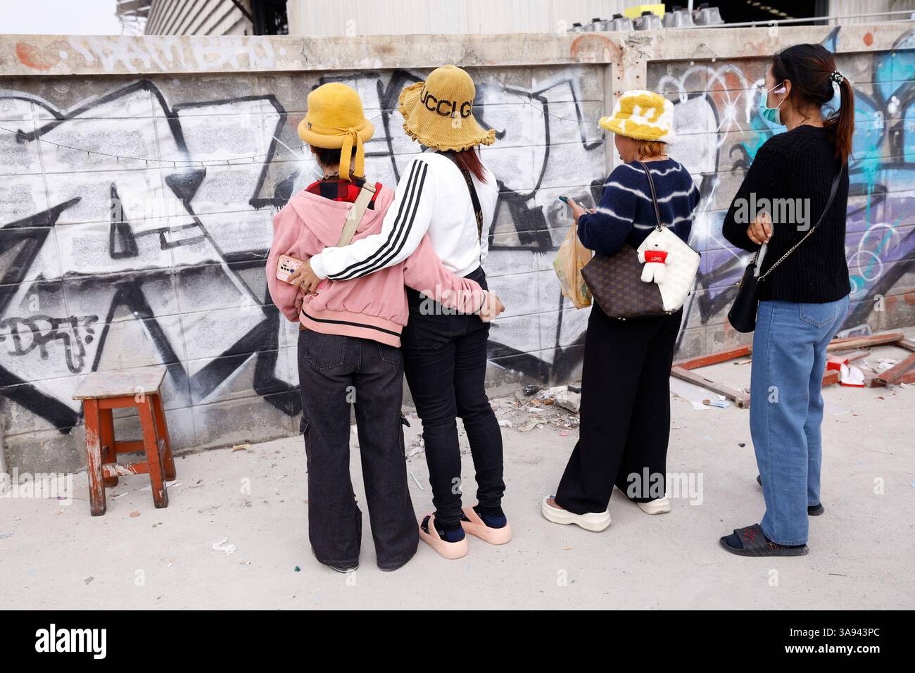 Bangkok, Thaïlande. 29 mars 2025. Les proches des travailleurs piégés dans les décombres du bâtiment du Bureau d'audit de l'État qui s'est effondré après un violent tremblement de terre attendent des nouvelles sur leurs proches dans le district de Chatuchak à Bangkok, en Thaïlande, le 29 mars 2025. Le tremblement de terre, qui a frappé le Myanmar le 28 mars 2025, a également affecté la capitale thaïlandaise et d'autres villes de Thaïlande. Photo de Krit Phromsaka Na Sakon Nakhon/UPI crédit : UPI/Alamy Live News Banque D'Images