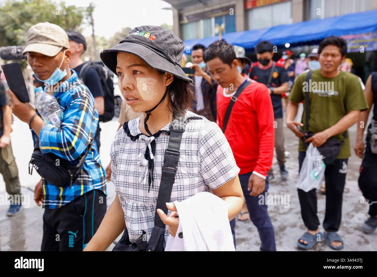 Bangkok, Thaïlande. 29 mars 2025. Les proches des travailleurs piégés dans les décombres du bâtiment du Bureau d'audit de l'État qui s'est effondré après un violent tremblement de terre attendent des nouvelles sur leurs proches dans le district de Chatuchak à Bangkok, en Thaïlande, le 29 mars 2025. Le tremblement de terre, qui a frappé le Myanmar le 28 mars 2025, a également affecté la capitale thaïlandaise et d'autres villes de Thaïlande. Photo de Krit Phromsaka Na Sakon Nakhon/UPI crédit : UPI/Alamy Live News Banque D'Images