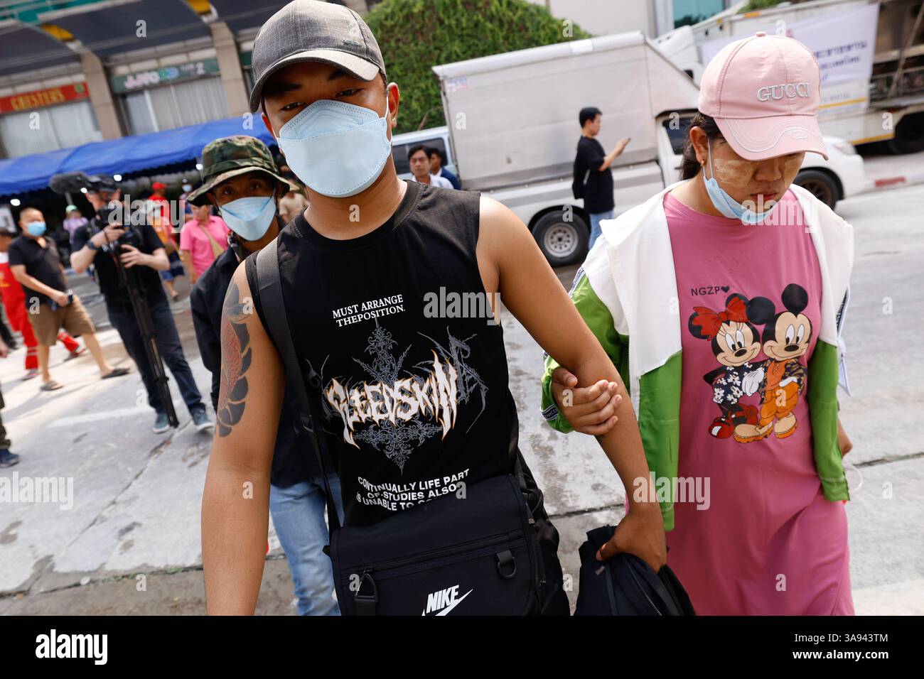 Bangkok, Thaïlande. 29 mars 2025. Les proches des travailleurs piégés dans les décombres du bâtiment du Bureau d'audit de l'État qui s'est effondré après un violent tremblement de terre attendent des nouvelles sur leurs proches dans le district de Chatuchak à Bangkok, en Thaïlande, le 29 mars 2025. Le tremblement de terre, qui a frappé le Myanmar le 28 mars 2025, a également affecté la capitale thaïlandaise et d'autres villes de Thaïlande. Photo de Krit Phromsaka Na Sakon Nakhon/UPI crédit : UPI/Alamy Live News Banque D'Images