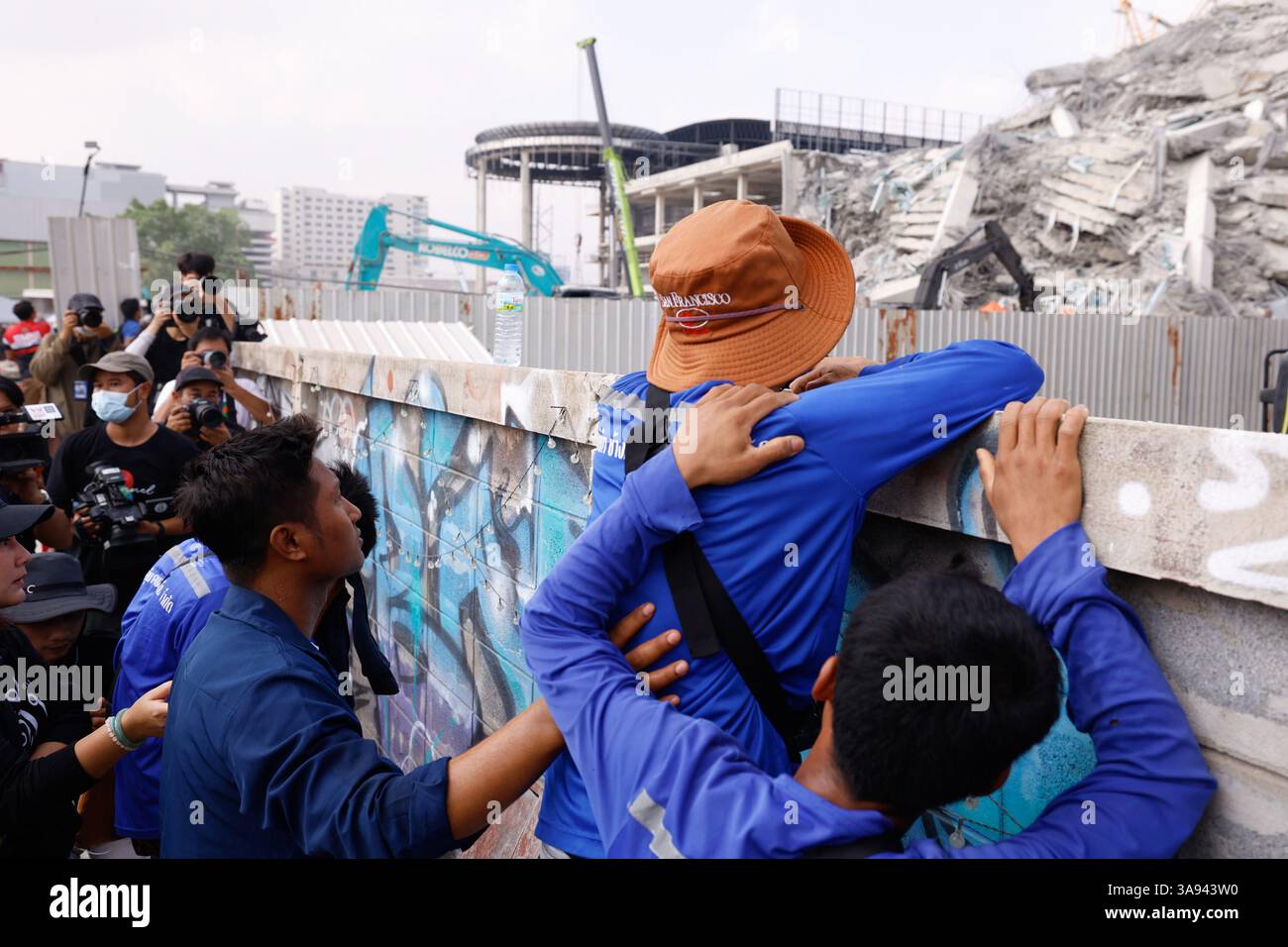 Bangkok, Thaïlande. 29 mars 2025. Les proches des travailleurs piégés dans les décombres du bâtiment du Bureau d'audit de l'État qui s'est effondré après un violent tremblement de terre attendent des nouvelles sur leurs proches dans le district de Chatuchak à Bangkok, en Thaïlande, le 29 mars 2025. Le tremblement de terre, qui a frappé le Myanmar le 28 mars 2025, a également affecté la capitale thaïlandaise et d'autres villes de Thaïlande. Photo de Krit Phromsaka Na Sakon Nakhon/UPI crédit : UPI/Alamy Live News Banque D'Images