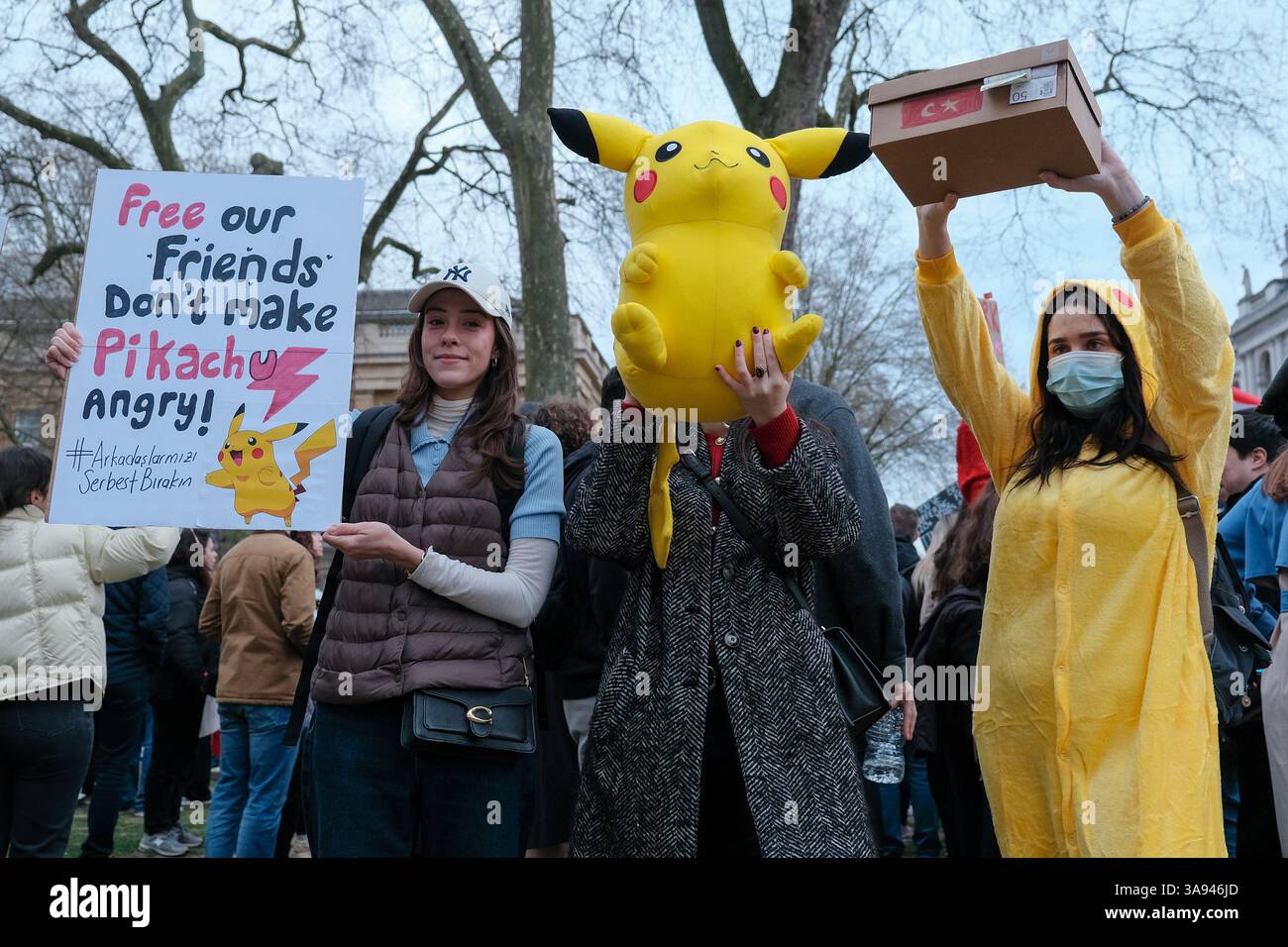 Londres, Royaume-Uni. 29 mars 2025. De nombreux manifestants sont arrivés en costume de Pikachu, ou avec des peluches ou une image du personnage Pokémon après qu'un manifestant vêtu d'un costume gonflable ait été vu sur une vidéo fuyant la police à Antalya. Une manifestation organisée par la communauté turque à Londres a eu lieu en face de Downing Street après que des manifestations de masse ont éclaté à Istanbul suite à l'arrestation et à l'emprisonnement du maire de la ville, Ekrem Imamoglu, le 23 mars. M. Imamoglu du Parti républicain du peuple (CHP), parti d'opposition, est considéré comme le seul politicien à pouvoir défier de manière réaliste le Pres Banque D'Images