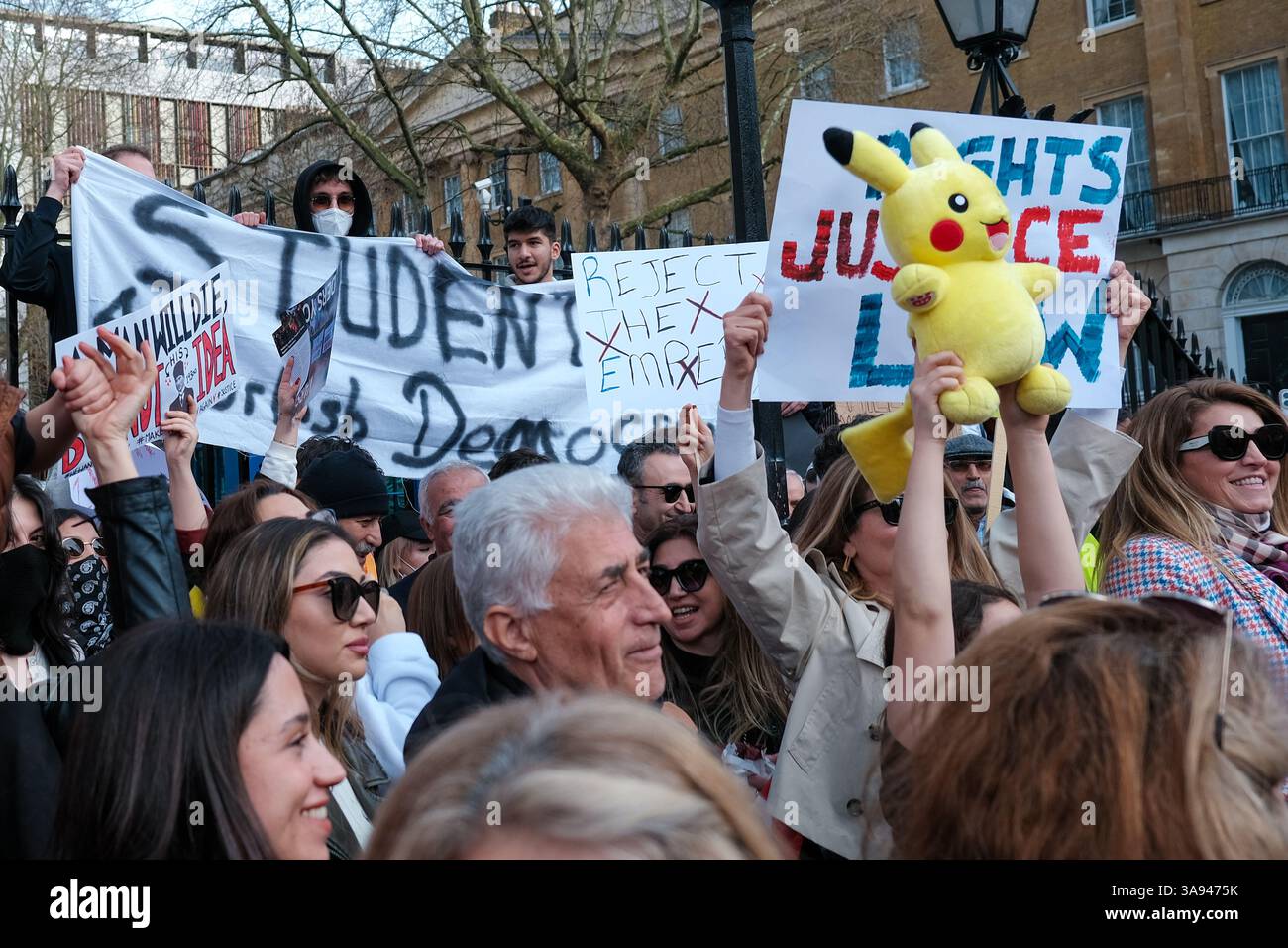 Londres, Royaume-Uni. 29 mars 2025. De nombreux manifestants sont arrivés en costume de Pikachu, ou avec des peluches ou une image du personnage Pokémon après qu'un manifestant vêtu d'un costume gonflable ait été vu sur une vidéo fuyant la police à Antalya. Une manifestation organisée par la communauté turque à Londres a eu lieu en face de Downing Street après que des manifestations de masse ont éclaté à Istanbul suite à l'arrestation et à l'emprisonnement du maire de la ville, Ekrem Imamoglu, le 23 mars. M. Imamoglu du Parti républicain du peuple (CHP), parti d'opposition, est considéré comme le seul politicien à pouvoir défier de manière réaliste le Pres Banque D'Images