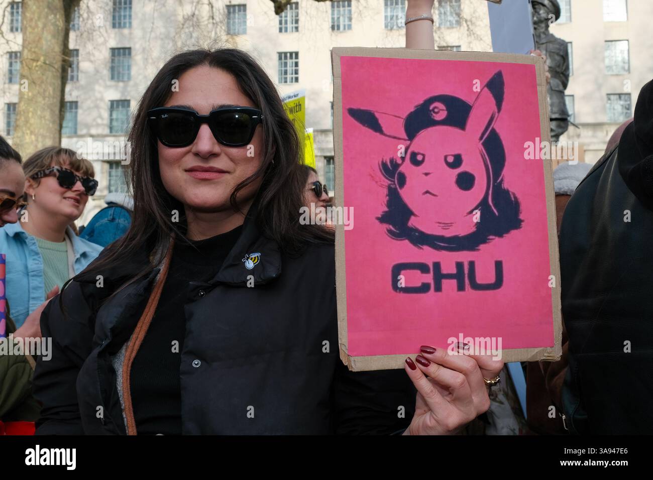 Londres, Royaume-Uni. 29 mars 2025. De nombreux manifestants sont arrivés en costume de Pikachu, ou avec des peluches ou une image du personnage Pokémon après qu'un manifestant vêtu d'un costume gonflable ait été vu sur une vidéo fuyant la police à Antalya. Une manifestation organisée par la communauté turque à Londres a eu lieu en face de Downing Street après que des manifestations de masse ont éclaté à Istanbul suite à l'arrestation et à l'emprisonnement du maire de la ville, Ekrem Imamoglu, le 23 mars. M. Imamoglu du Parti républicain du peuple (CHP), parti d'opposition, est considéré comme le seul politicien à pouvoir défier de manière réaliste le Pres Banque D'Images