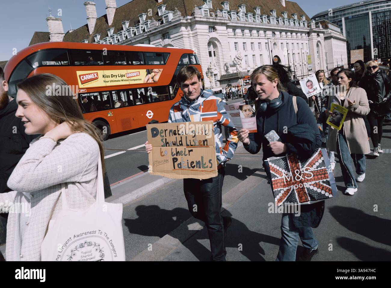 Dites non à la manifestation de stéroïdes à Londres Un groupe de personnes affectées par le retrait topique de stéroïdes TSW organise une manifestation à Parliament Square, Londres, exhortant le NHS à revoir ses protocoles de prescription pour les stéroïdes topiques. Les manifestants allèguent que le mauvais usage de ces traitements pour des affections comme l'eczéma a entraîné d'importantes souffrances chez les patients. Ils réclament une sensibilisation accrue et des lignes directrices plus strictes pour prévenir les effets indésirables associés à l'utilisation prolongée de stéroïdes. Londres Angleterre Royaume-Uni Copyright : xx Banque D'Images