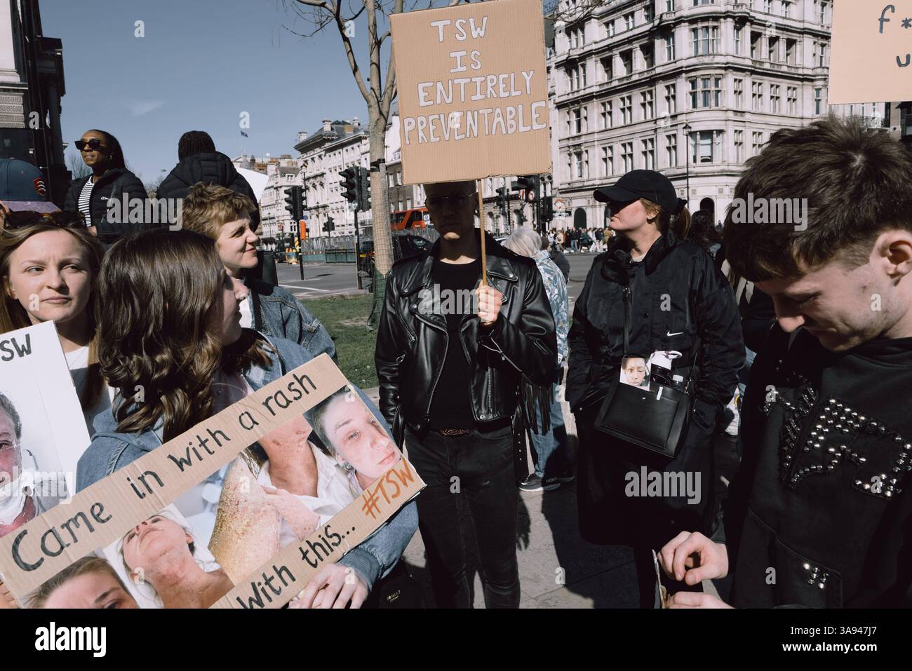 Dites non à la manifestation de stéroïdes à Londres Un groupe de personnes affectées par le retrait topique de stéroïdes TSW organise une manifestation à Parliament Square, Londres, exhortant le NHS à revoir ses protocoles de prescription pour les stéroïdes topiques. Les manifestants allèguent que le mauvais usage de ces traitements pour des affections comme l'eczéma a entraîné d'importantes souffrances chez les patients. Ils réclament une sensibilisation accrue et des lignes directrices plus strictes pour prévenir les effets indésirables associés à l'utilisation prolongée de stéroïdes. Londres Angleterre Royaume-Uni Copyright : xx Banque D'Images