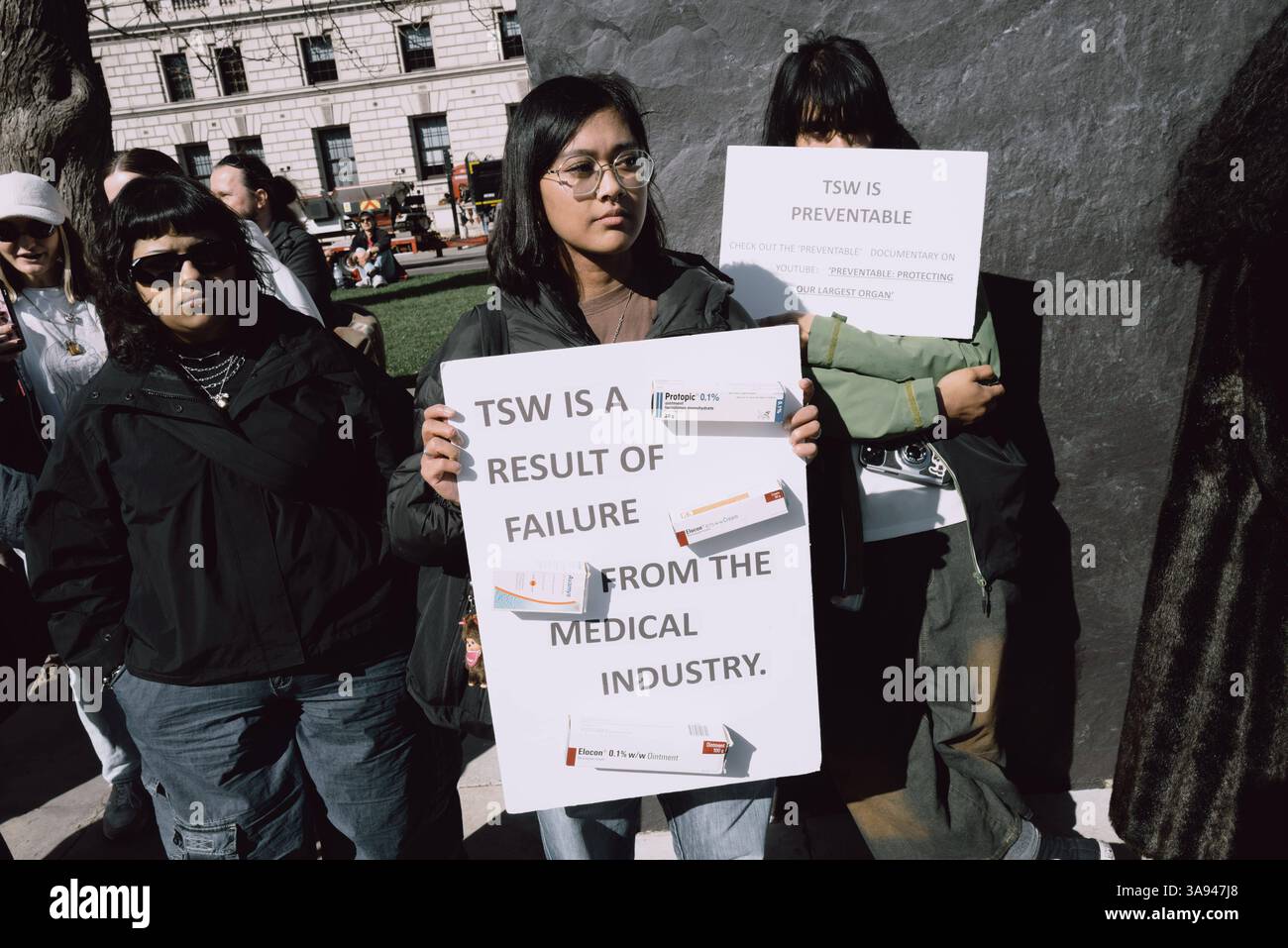 Dites non à la manifestation de stéroïdes à Londres Un groupe de personnes affectées par le retrait topique de stéroïdes TSW organise une manifestation à Parliament Square, Londres, exhortant le NHS à revoir ses protocoles de prescription pour les stéroïdes topiques. Les manifestants allèguent que le mauvais usage de ces traitements pour des affections comme l'eczéma a entraîné d'importantes souffrances chez les patients. Ils réclament une sensibilisation accrue et des lignes directrices plus strictes pour prévenir les effets indésirables associés à l'utilisation prolongée de stéroïdes. Londres Angleterre Royaume-Uni Copyright : xx Banque D'Images