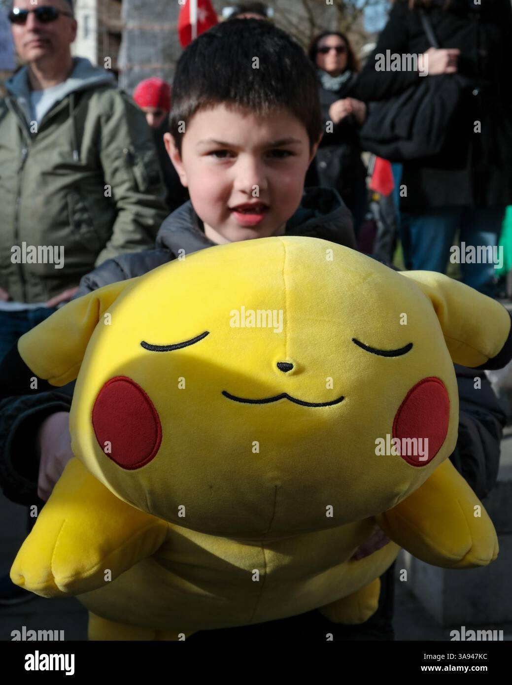 Londres, Royaume-Uni. 29 mars 2025. De nombreux manifestants sont arrivés en costume de Pikachu, ou avec des peluches ou une image du personnage Pokémon après qu'un manifestant vêtu d'un costume gonflable ait été vu sur une vidéo fuyant la police à Antalya. Une manifestation organisée par la communauté turque à Londres a eu lieu en face de Downing Street après que des manifestations de masse ont éclaté à Istanbul suite à l'arrestation et à l'emprisonnement du maire de la ville, Ekrem Imamoglu, le 23 mars. M. Imamoglu du Parti républicain du peuple (CHP), parti d'opposition, est considéré comme le seul politicien à pouvoir défier de manière réaliste le Pres Banque D'Images