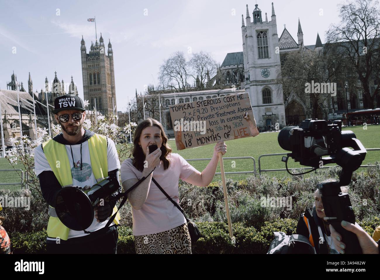 Dites non à la manifestation de stéroïdes à Londres Un groupe de personnes affectées par le retrait topique de stéroïdes TSW organise une manifestation à Parliament Square, Londres, exhortant le NHS à revoir ses protocoles de prescription pour les stéroïdes topiques. Les manifestants allèguent que le mauvais usage de ces traitements pour des affections comme l'eczéma a entraîné d'importantes souffrances chez les patients. Ils réclament une sensibilisation accrue et des lignes directrices plus strictes pour prévenir les effets indésirables associés à l'utilisation prolongée de stéroïdes. Londres Angleterre Royaume-Uni Copyright : xx Banque D'Images