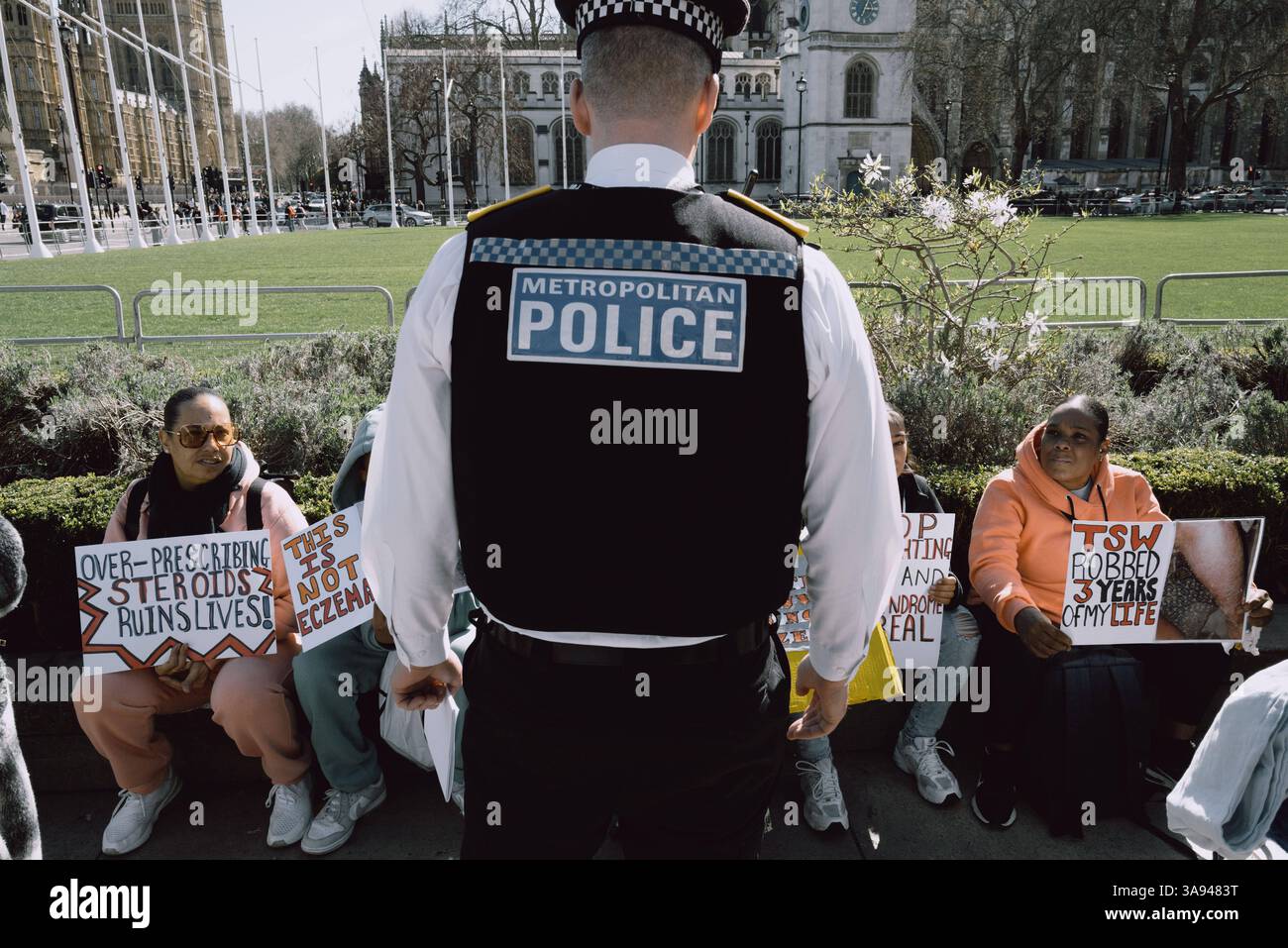 Dites non à la manifestation de stéroïdes à Londres Un groupe de personnes affectées par le retrait topique de stéroïdes TSW organise une manifestation à Parliament Square, Londres, exhortant le NHS à revoir ses protocoles de prescription pour les stéroïdes topiques. Les manifestants allèguent que le mauvais usage de ces traitements pour des affections comme l'eczéma a entraîné d'importantes souffrances chez les patients. Ils réclament une sensibilisation accrue et des lignes directrices plus strictes pour prévenir les effets indésirables associés à l'utilisation prolongée de stéroïdes. Londres Angleterre Royaume-Uni Copyright : xx Banque D'Images