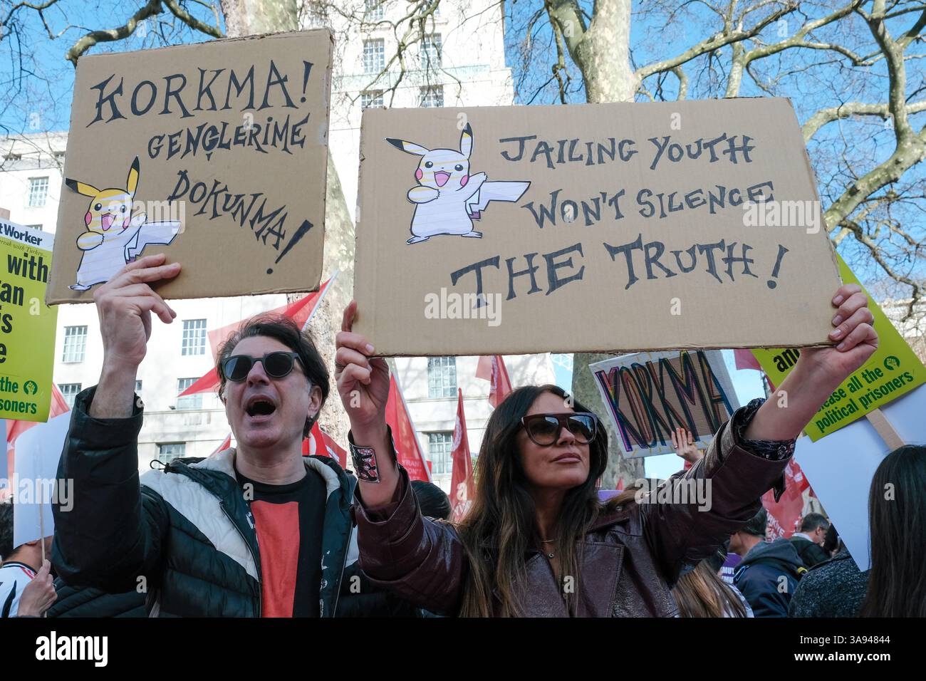 Londres, Royaume-Uni. 29 mars 2025. De nombreux manifestants sont arrivés en costume de Pikachu, ou avec des peluches ou une image du personnage Pokémon après qu'un manifestant vêtu d'un costume gonflable ait été vu sur une vidéo fuyant la police à Antalya. Une manifestation organisée par la communauté turque à Londres a eu lieu en face de Downing Street après que des manifestations de masse ont éclaté à Istanbul suite à l'arrestation et à l'emprisonnement du maire de la ville, Ekrem Imamoglu, le 23 mars. M. Imamoglu du Parti républicain du peuple (CHP), parti d'opposition, est considéré comme le seul politicien à pouvoir défier de manière réaliste le Pres Banque D'Images