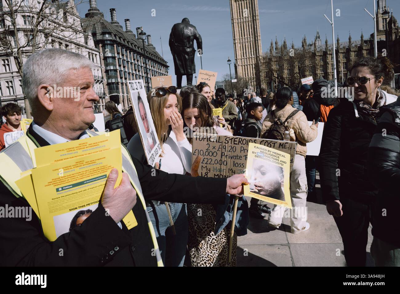 Dites non à la manifestation de stéroïdes à Londres Un groupe de personnes affectées par le retrait topique de stéroïdes TSW organise une manifestation à Parliament Square, Londres, exhortant le NHS à revoir ses protocoles de prescription pour les stéroïdes topiques. Les manifestants allèguent que le mauvais usage de ces traitements pour des affections comme l'eczéma a entraîné d'importantes souffrances chez les patients. Ils réclament une sensibilisation accrue et des lignes directrices plus strictes pour prévenir les effets indésirables associés à l'utilisation prolongée de stéroïdes. Londres Angleterre Royaume-Uni Copyright : xx Banque D'Images