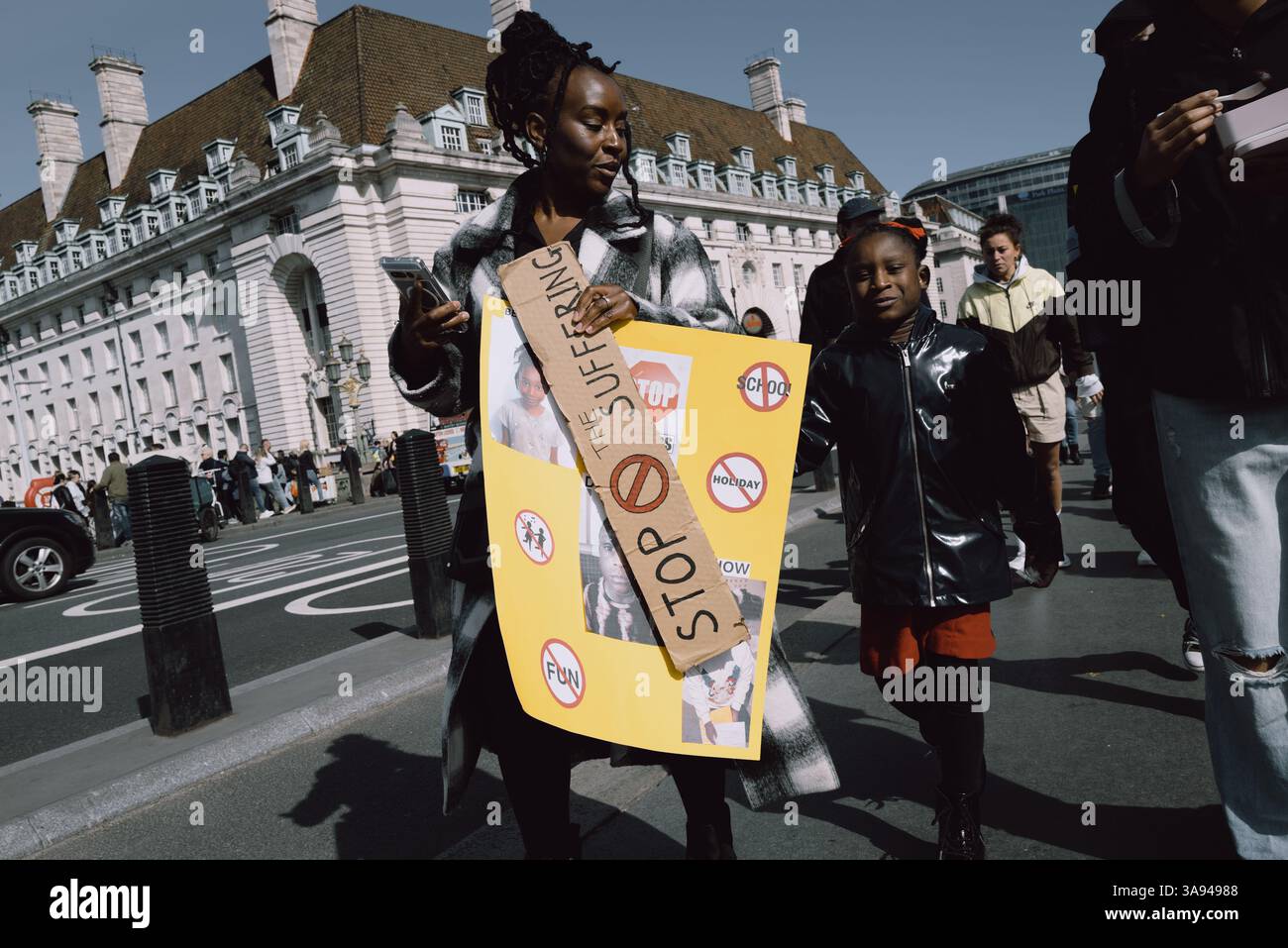 Londres, Royaume-Uni. 29 mars 2025. Un groupe de personnes touchées par le sevrage topique des stéroïdes (TSW) organise une manifestation à Parliament Square, Londres, exhortant le NHS à revoir ses protocoles de prescription des stéroïdes topiques. Les manifestants allèguent que le mauvais usage de ces traitements pour des affections comme l'eczéma a entraîné d'importantes souffrances chez les patients. Ils réclament une sensibilisation accrue et des lignes directrices plus strictes pour prévenir les effets indésirables associés à l'utilisation prolongée de stéroïdes. (Photo de Joao Daniel Pereira/Sipa USA) crédit : Sipa USA/Alamy Live News Banque D'Images