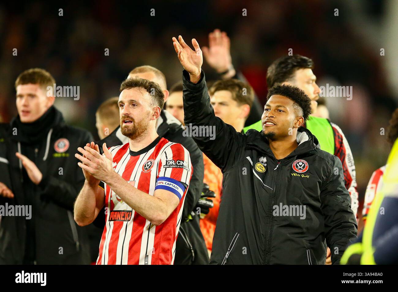 Bramall Lane, Sheffield, Angleterre - 28 mars 2025 Jack Robinson (à gauche) et Rhian Brewster (à droite) de Sheffield United applaudissent les fans suivants - à la fin du match Sheffield United v Coventry City, EFL Championship, 2024/25, Bramall Lane, Sheffield, Angleterre - 28 mars 2025 crédit : Arthur Haigh/WhiteRosePhotos/Alamy Live News Banque D'Images