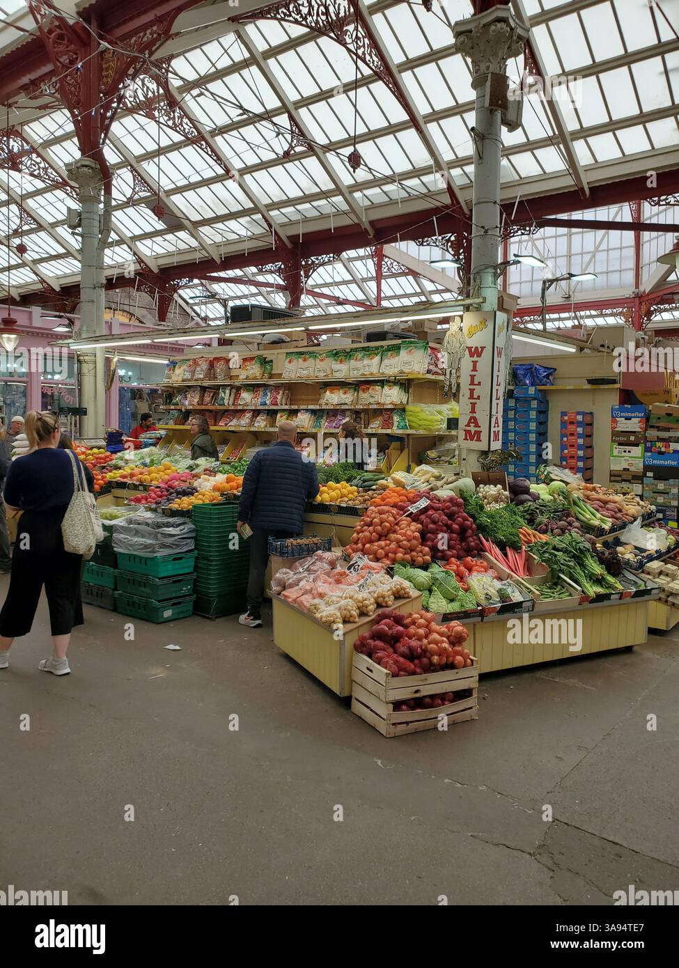 Étals de fruits et légumes de légumes de légumes de Jersey Central Market, St Helier, Jersey Banque D'Images