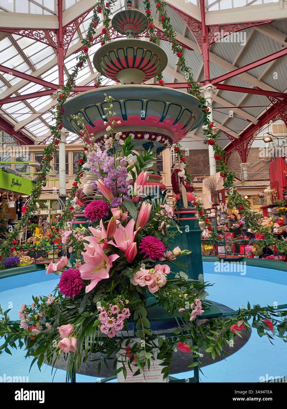 Exposition de fleurs à la fontaine du marché central de Jersey à St Helier, Jersey Banque D'Images