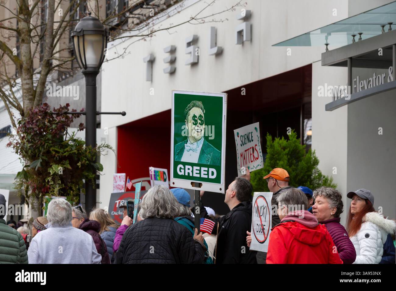 Seattle, Washington, États-Unis. 29 mars 2025. Les manifestants se rassemblent devant le village universitaire Tesla. Le Tesla Takedown Rally, qui fait partie d’une Journée mondiale d’action, est une manifestation contre Elon Musk et l’administration Donald Trump. Crédit : Paul Christian Gordon/Alamy Live News Banque D'Images