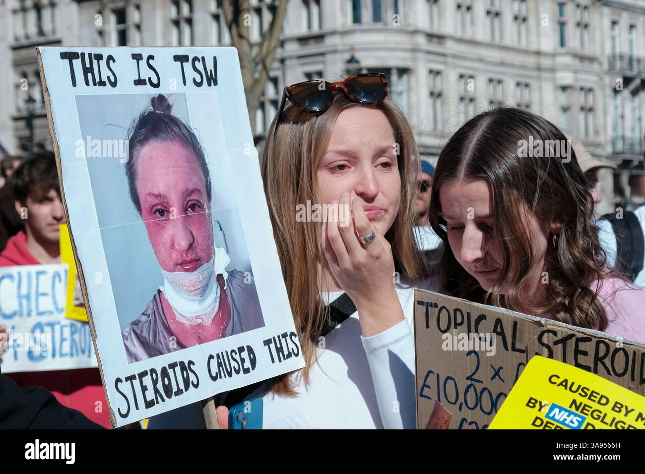 Londres, Royaume-Uni. 29 mars 2025. Les patients souffrant de troubles dématologiques aggravés par l'utilisation de corticostéroïdes topiques se sont réunis sur la place du Parlement pour partager leurs expériences personnelles et sensibiliser au processus de sevrage et de longue récupération de ces médicaments. Ils demandent au gouvernement d'examiner la disponibilité, de prescrire des protocoles et d'éduquer les patients sur les effets secondaires potentiels des médicaments. Ensuite, ils marchent vers Downing Street, déposant une pétition. Crédit : onzième heure photographie/Alamy Live News Banque D'Images