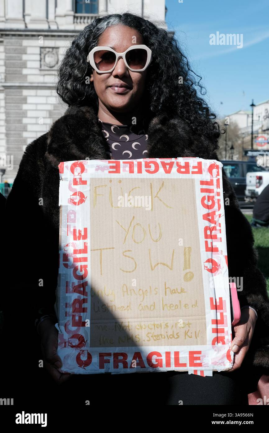 Londres, Royaume-Uni. 29 mars 2025. Les patients souffrant de troubles dématologiques aggravés par l'utilisation de corticostéroïdes topiques se sont réunis sur la place du Parlement pour partager leurs expériences personnelles et sensibiliser au processus de sevrage et de longue récupération de ces médicaments. Ils demandent au gouvernement d'examiner la disponibilité, de prescrire des protocoles et d'éduquer les patients sur les effets secondaires potentiels des médicaments. Ensuite, ils marchent vers Downing Street, déposant une pétition. Crédit : onzième heure photographie/Alamy Live News Banque D'Images