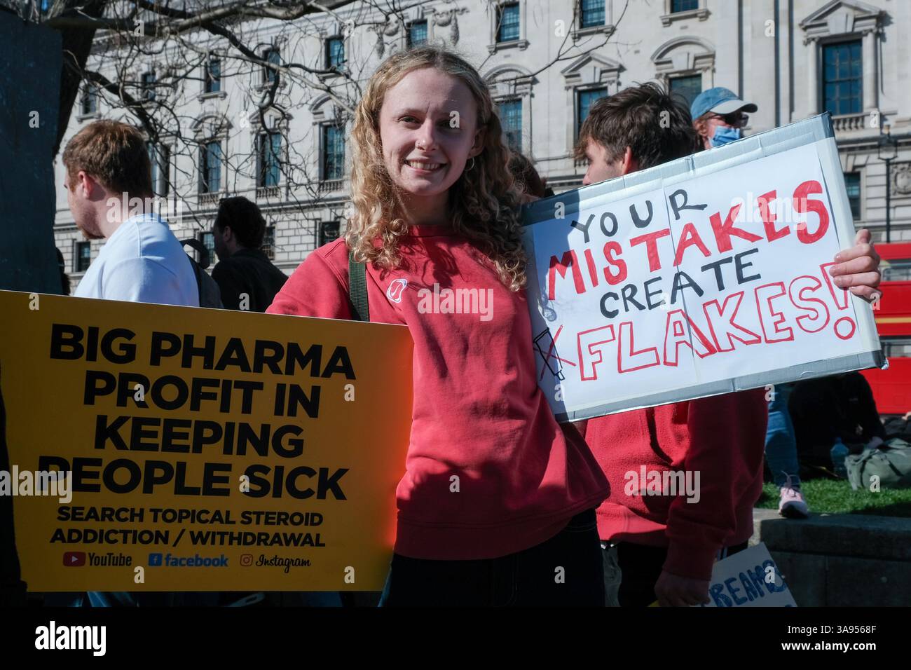 Londres, Royaume-Uni. 29 mars 2025. Les patients souffrant de troubles dématologiques aggravés par l'utilisation de corticostéroïdes topiques se sont réunis sur la place du Parlement pour partager leurs expériences personnelles et sensibiliser au processus de sevrage et de longue récupération de ces médicaments. Ils demandent au gouvernement d'examiner la disponibilité, de prescrire des protocoles et d'éduquer les patients sur les effets secondaires potentiels des médicaments. Ensuite, ils marchent vers Downing Street, déposant une pétition. Crédit : onzième heure photographie/Alamy Live News Banque D'Images