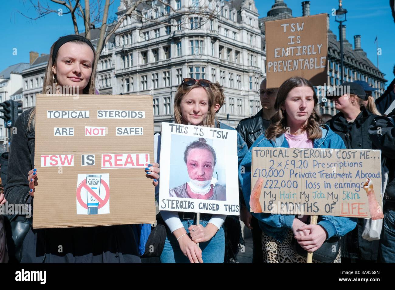 Londres, Royaume-Uni. 29 mars 2025. Les patients souffrant de troubles dématologiques aggravés par l'utilisation de corticostéroïdes topiques se sont réunis sur la place du Parlement pour partager leurs expériences personnelles et sensibiliser au processus de sevrage et de longue récupération de ces médicaments. Ils demandent au gouvernement d'examiner la disponibilité, de prescrire des protocoles et d'éduquer les patients sur les effets secondaires potentiels des médicaments. Ensuite, ils marchent vers Downing Street, déposant une pétition. Crédit : onzième heure photographie/Alamy Live News Banque D'Images