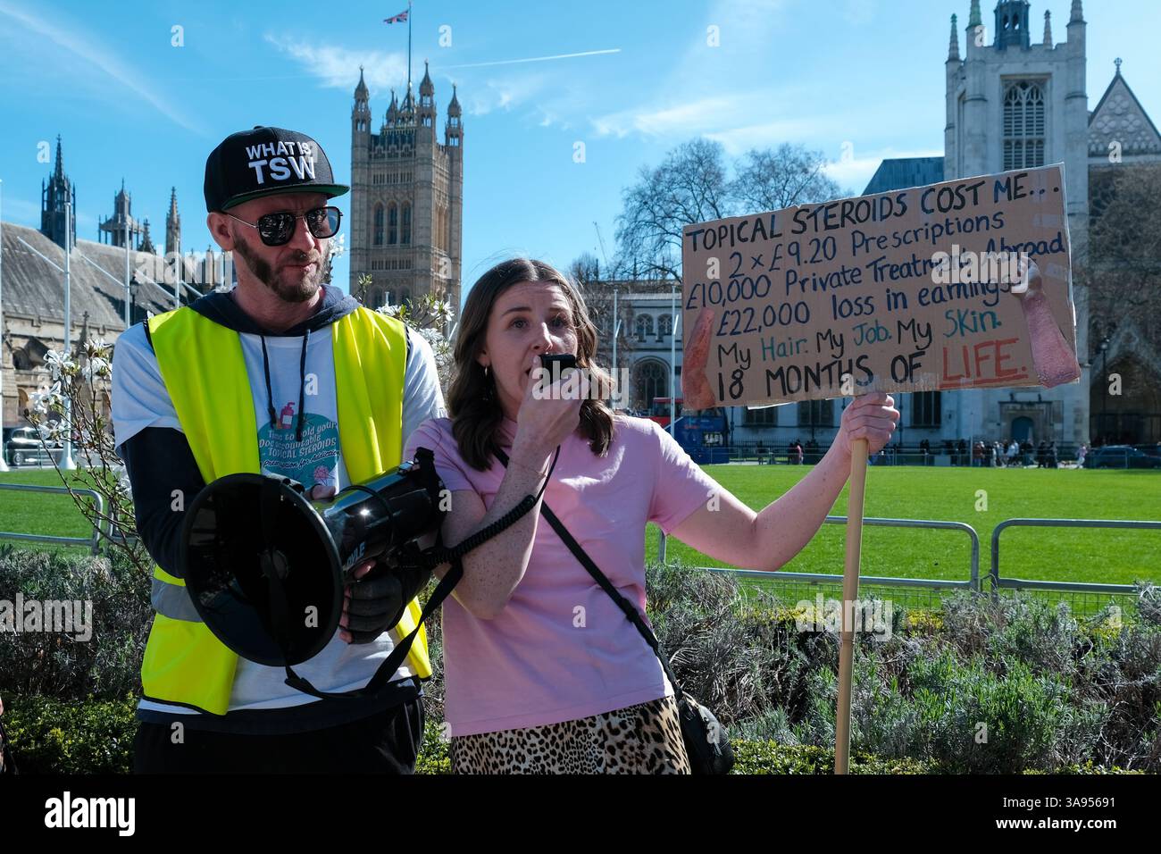 Londres, Royaume-Uni. 29 mars 2025. Les patients souffrant de troubles dématologiques aggravés par l'utilisation de corticostéroïdes topiques se sont réunis sur la place du Parlement pour partager leurs expériences personnelles et sensibiliser au processus de sevrage et de longue récupération de ces médicaments. Ils demandent au gouvernement d'examiner la disponibilité, de prescrire des protocoles et d'éduquer les patients sur les effets secondaires potentiels des médicaments. Ensuite, ils marchent vers Downing Street, déposant une pétition. Crédit : onzième heure photographie/Alamy Live News Banque D'Images