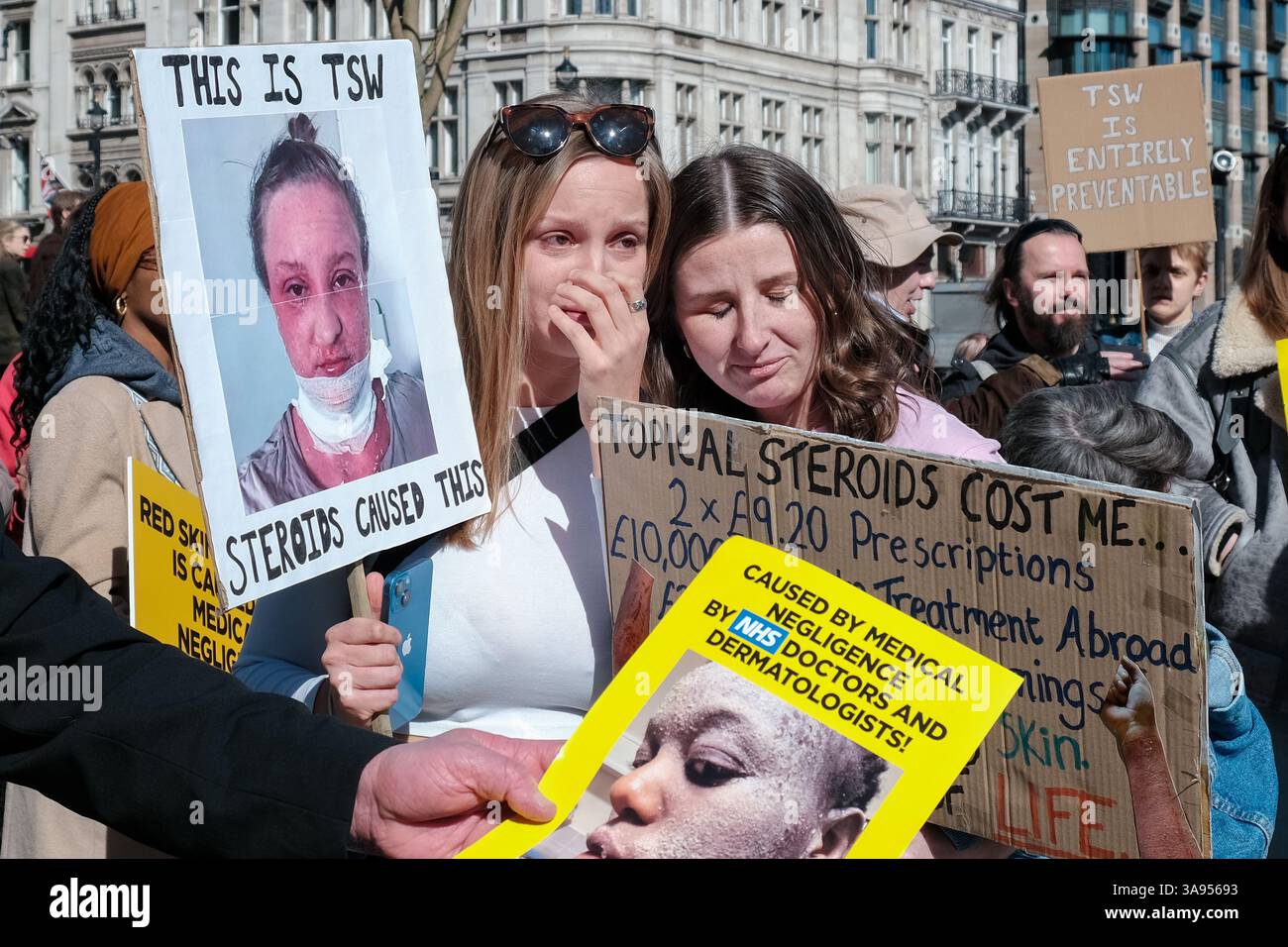 Londres, Royaume-Uni. 29 mars 2025. Les patients souffrant de troubles dématologiques aggravés par l'utilisation de corticostéroïdes topiques se sont réunis sur la place du Parlement pour partager leurs expériences personnelles et sensibiliser au processus de sevrage et de longue récupération de ces médicaments. Ils demandent au gouvernement d'examiner la disponibilité, de prescrire des protocoles et d'éduquer les patients sur les effets secondaires potentiels des médicaments. Ensuite, ils marchent vers Downing Street, déposant une pétition. Crédit : onzième heure photographie/Alamy Live News Banque D'Images