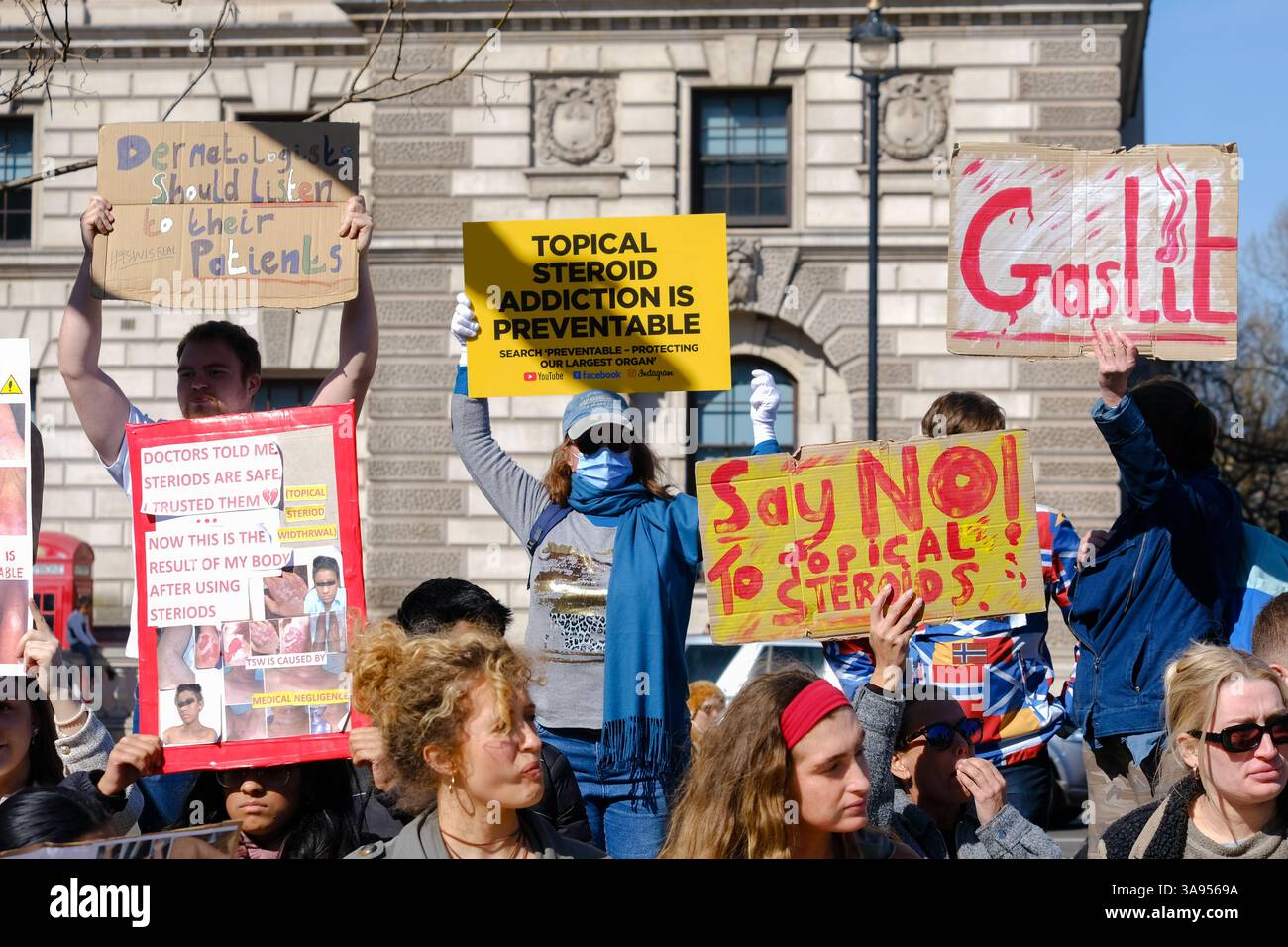 Londres, Royaume-Uni. 29 mars 2025. Les patients souffrant de troubles dématologiques aggravés par l'utilisation de corticostéroïdes topiques se sont réunis sur la place du Parlement pour partager leurs expériences personnelles et sensibiliser au processus de sevrage et de longue récupération de ces médicaments. Ils demandent au gouvernement d'examiner la disponibilité, de prescrire des protocoles et d'éduquer les patients sur les effets secondaires potentiels des médicaments. Ensuite, ils marchent vers Downing Street, déposant une pétition. Crédit : onzième heure photographie/Alamy Live News Banque D'Images