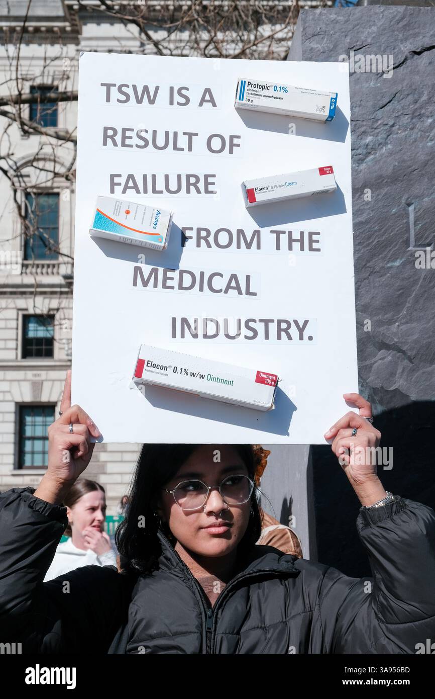 Londres, Royaume-Uni. 29 mars 2025. Les patients souffrant de troubles dématologiques aggravés par l'utilisation de corticostéroïdes topiques se sont réunis sur la place du Parlement pour partager leurs expériences personnelles et sensibiliser au processus de sevrage et de longue récupération de ces médicaments. Ils demandent au gouvernement d'examiner la disponibilité, de prescrire des protocoles et d'éduquer les patients sur les effets secondaires potentiels des médicaments. Ensuite, ils marchent vers Downing Street, déposant une pétition. Crédit : onzième heure photographie/Alamy Live News Banque D'Images