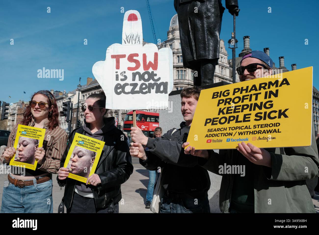 Londres, Royaume-Uni. 29 mars 2025. Les patients souffrant de troubles dématologiques aggravés par l'utilisation de corticostéroïdes topiques se sont réunis sur la place du Parlement pour partager leurs expériences personnelles et sensibiliser au processus de sevrage et de longue récupération de ces médicaments. Ils demandent au gouvernement d'examiner la disponibilité, de prescrire des protocoles et d'éduquer les patients sur les effets secondaires potentiels des médicaments. Ensuite, ils marchent vers Downing Street, déposant une pétition. Crédit : onzième heure photographie/Alamy Live News Banque D'Images