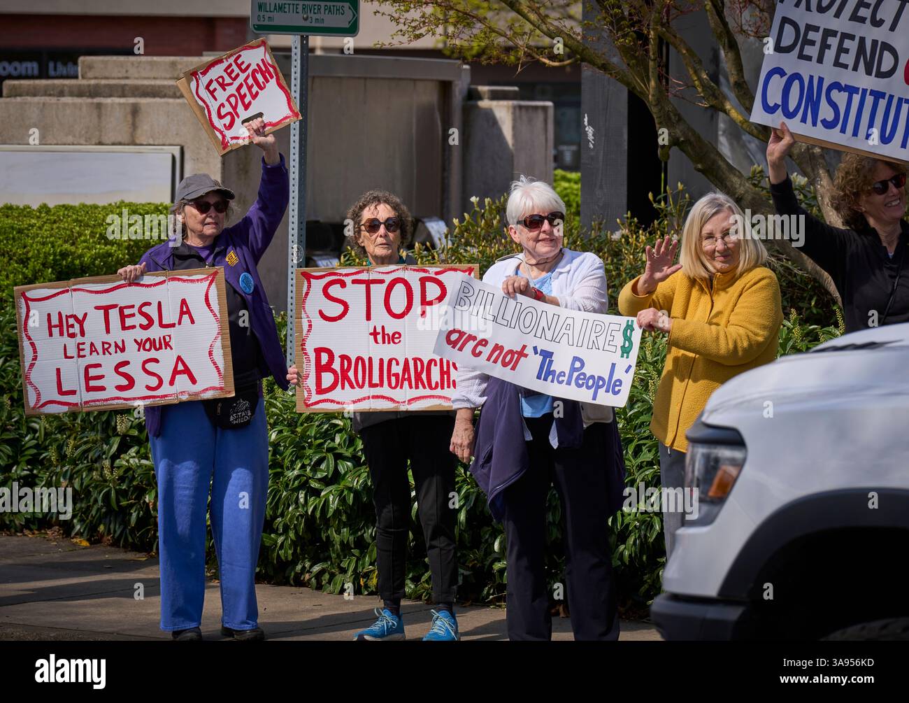 Des manifestants pro-démocratie appellent au boycott de Tesla à Eugene, Oregon, le 29 mars 2025. Banque D'Images
