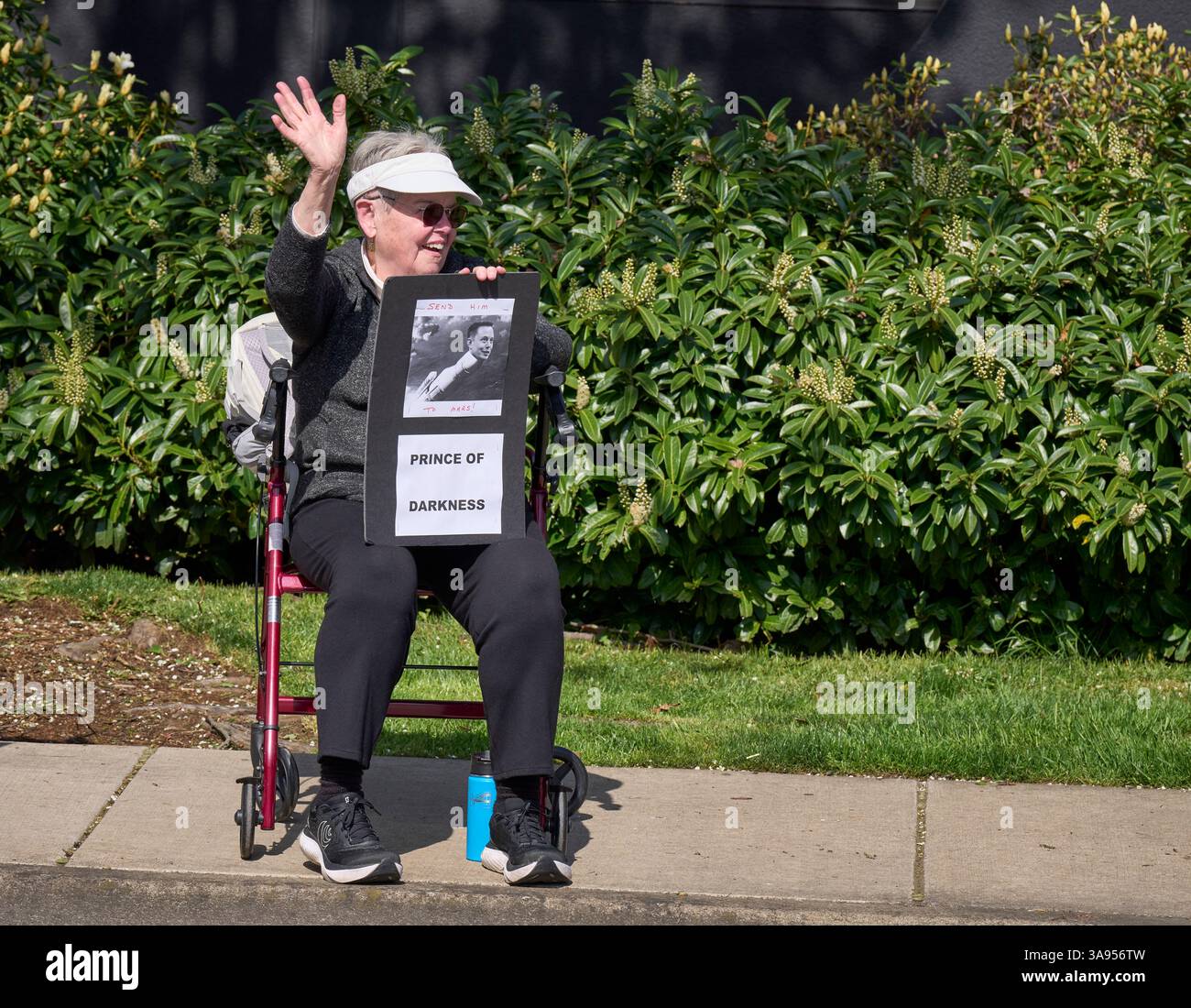 Des manifestants pro-démocratie appellent au boycott de Tesla à Eugene, Oregon, le 29 mars 2025. Banque D'Images