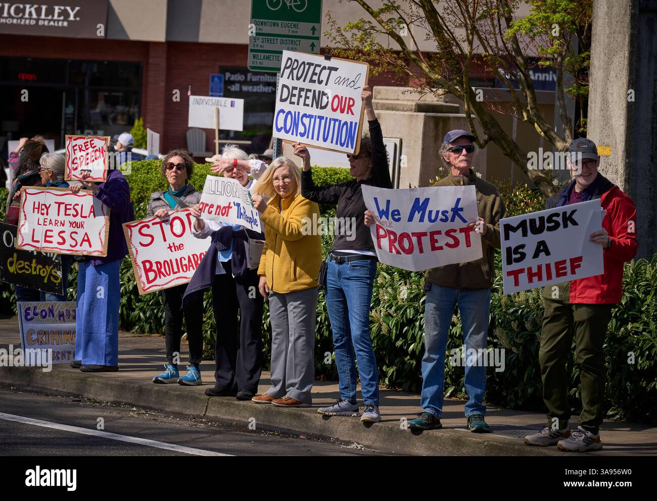 Des manifestants pro-démocratie appellent au boycott de Tesla à Eugene, Oregon, le 29 mars 2025. Banque D'Images