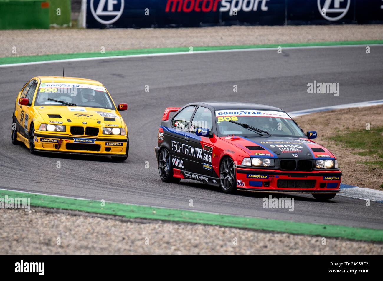 Hockenheim, Allemagne. 29 mars 2025. Eric Tobler (Hampl Motors Rennsport, 508) Ivan Tochev (Smyrlis Racing, 500) BMW 318ti Cup Rennen 1 DMV Goodyear Racing Days, Hockenheimring 2025 crédit : dpa/Alamy Live News Banque D'Images