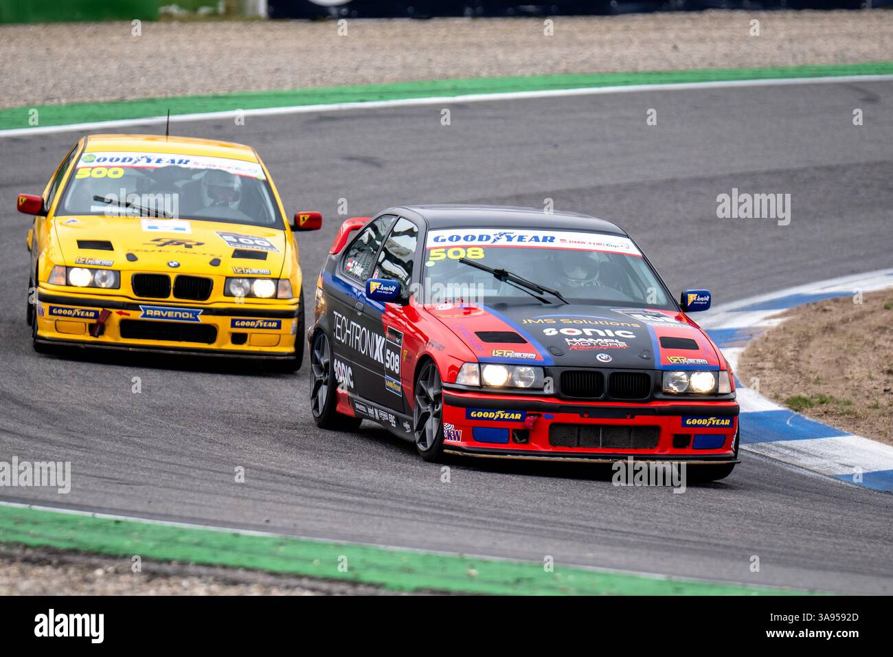 Hockenheim, Allemagne. 29 mars 2025. Eric Tobler (Hampl Motors Rennsport, 508) Ivan Tochev (Smyrlis Racing, 500) BMW 318ti Cup Rennen 1 DMV Goodyear Racing Days, Hockenheimring 2025 crédit : dpa/Alamy Live News Banque D'Images