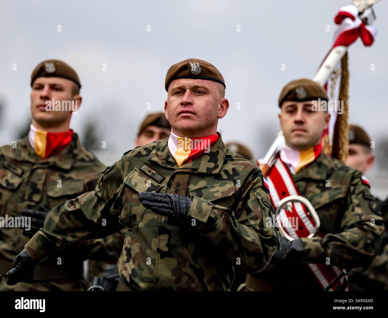 Limanowa, Pologne. 29 mars 2025. Les soldats de la Force de défense territoriale assistent à l’ouverture du complexe militaire du 114e Bataillon d’infanterie légère. La Force de défense territoriale (TDF), ou Wojska Obrony Terytorialnej (WOT), est la cinquième branche des forces armées polonaises, composée de soldats professionnels et volontaires à temps partiel, qui se concentrent sur la défense du territoire polonais et le soutien aux agences civiles en temps de paix. Crédit : SOPA images Limited/Alamy Live News Banque D'Images Limanowa, Pologne. 29 mars 2025. Les soldats de la Force de défense territoriale assistent à l’ouverture du complexe militaire du 114e Bataillon d’infanterie légère. La Force de défense territoriale (TDF), ou Wojska Obrony Terytorialnej (WOT), est la cinquième branche des forces armées polonaises, composée de soldats professionnels et volontaires à temps partiel, qui se concentrent sur la défense du territoire polonais et le soutien aux agences civiles en temps de paix. Crédit : SOPA images Limited/Alamy Live News Banque D'Images